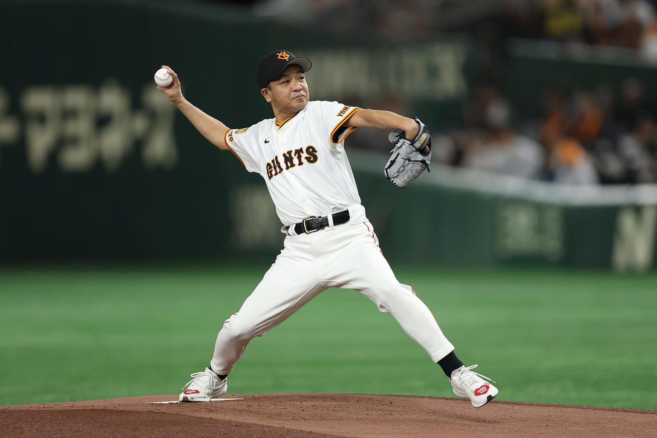 巨人対阪神　ファーストピッチセレモニーで投球する中山秀征（撮影・前田充）