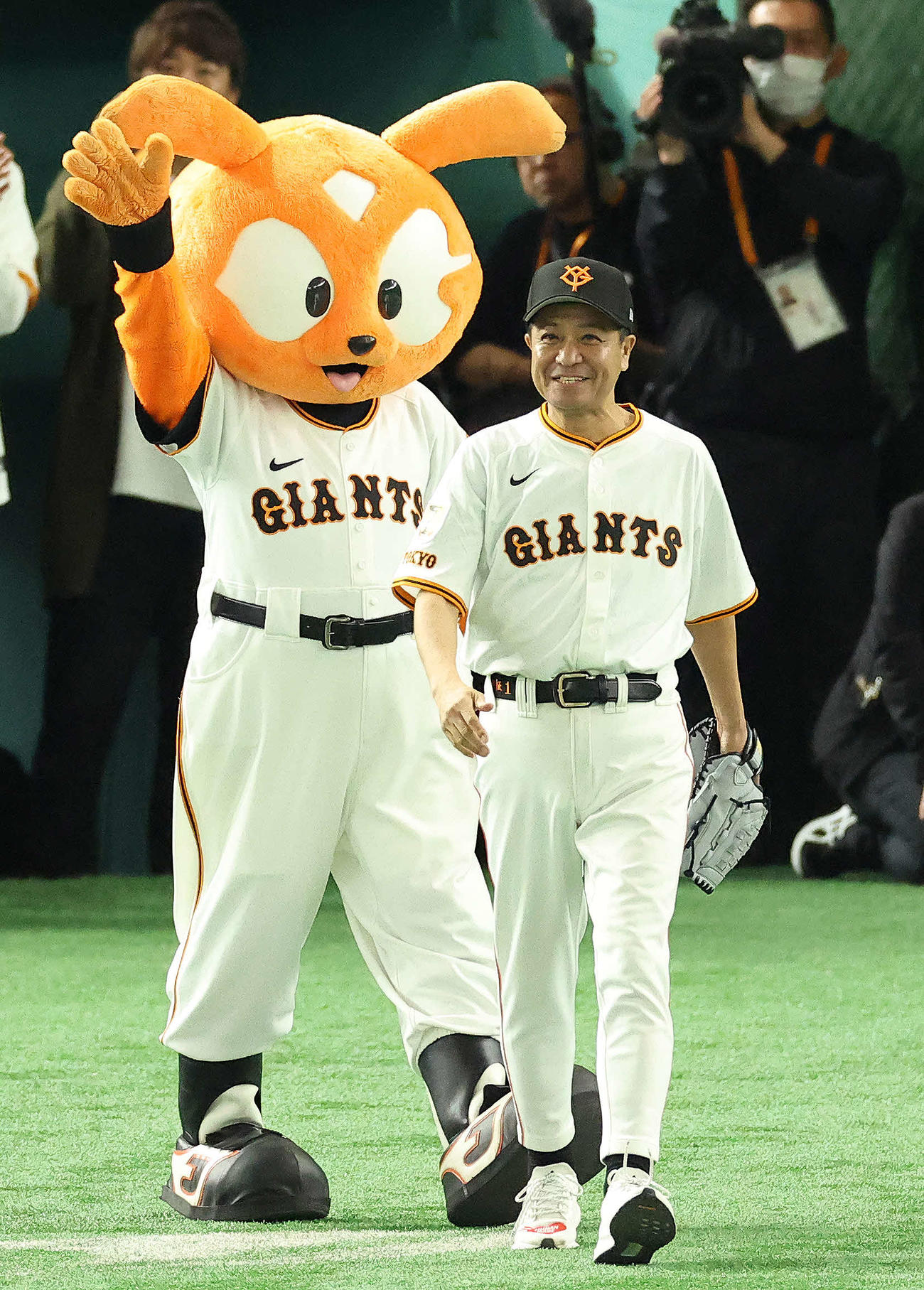 巨人対阪神　開始前、ファーストピッチセレモニーに臨む中山秀征（撮影・河田真司）