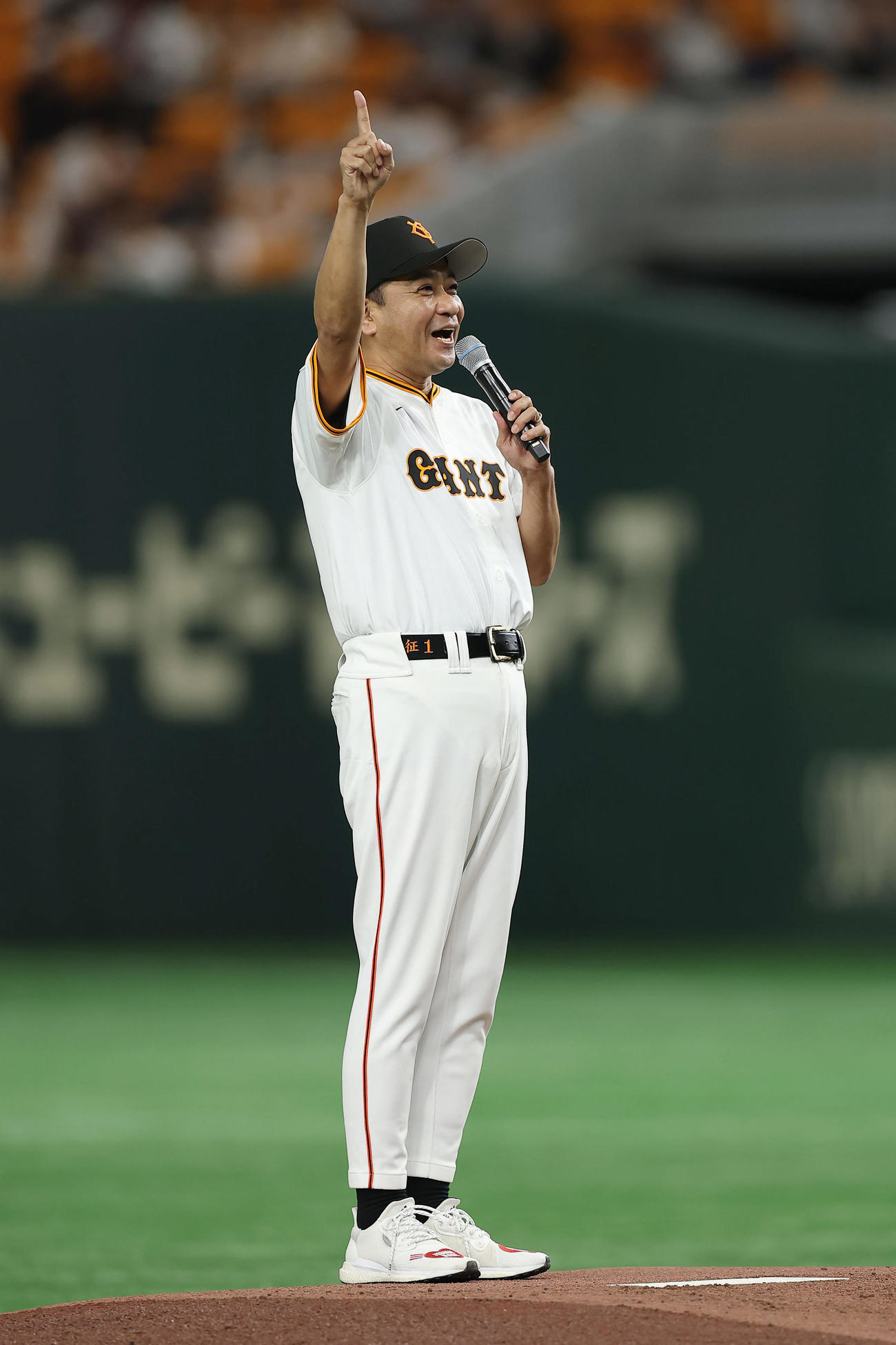 巨人対阪神　ファーストピッチセレモニーで「シューイチ」ポーズを披露する中山秀征（撮影・前田充）