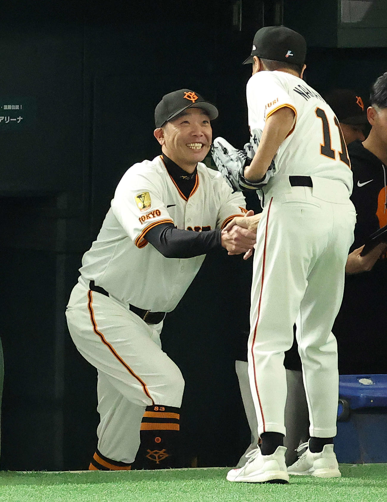 巨人対阪神　開始前、ファーストピッチセレモニーを終える中山秀征（右）と握手を交わす巨人阿部監督（撮影・河田真司）
