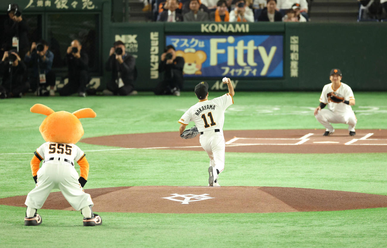 巨人対阪神　開始前、ファーストピッチセレモニーに臨む中山秀征（撮影・河田真司）