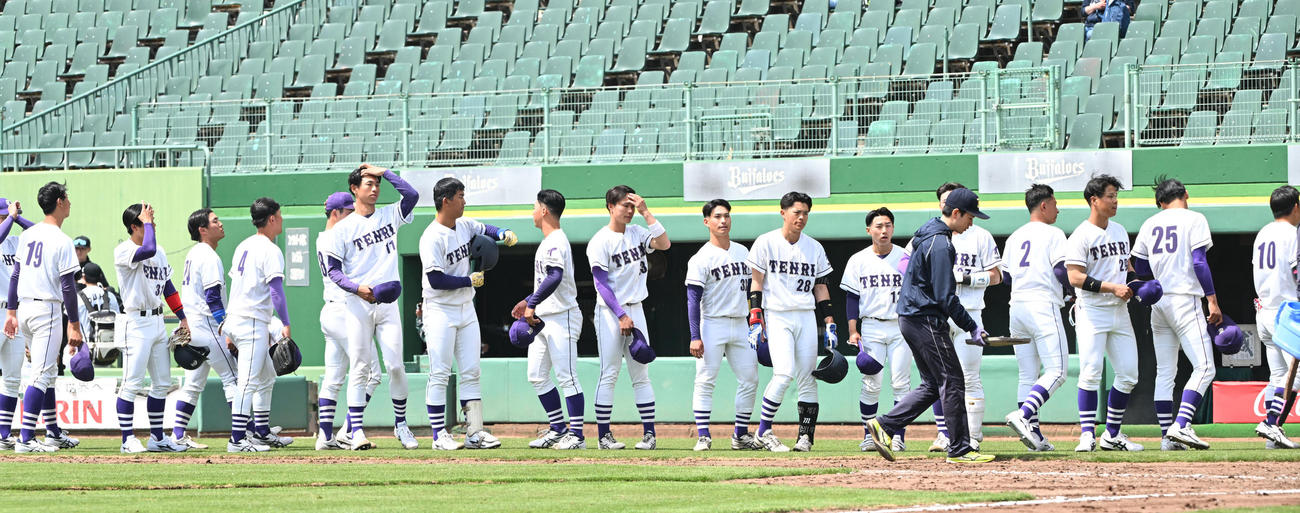 関西国際大対天理大　関西国際大に敗れ肩を落とす天理大の選手ら（撮影・和賀正仁）