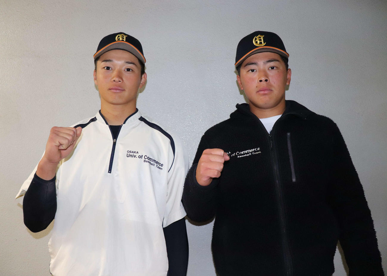 大商大対大院大　公式戦デビュー戦で初安打をマークした、大商大新入生の権田（写真左）と伊吹（撮影・中島麗）