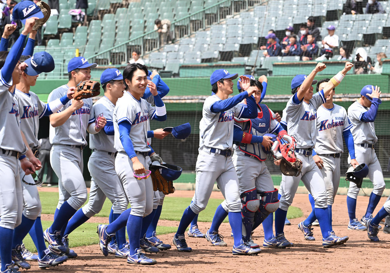関西国際大対天理大　天理大に勝利しガッツポーズする関西国際大の選手ら（撮影・和賀正仁）