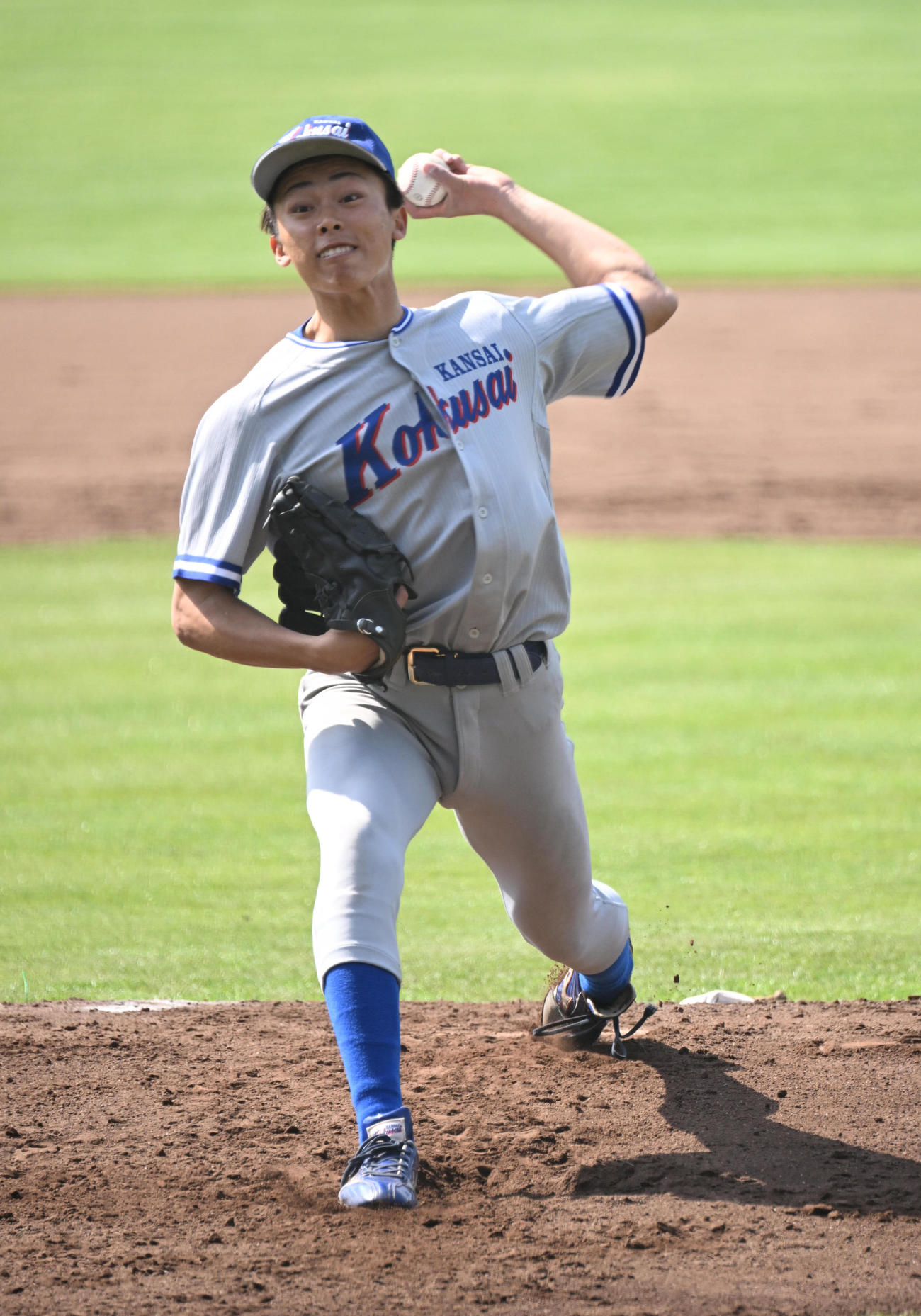 関西国際大対天理大　力投する関西国際大先発の中川（撮影・和賀正仁）