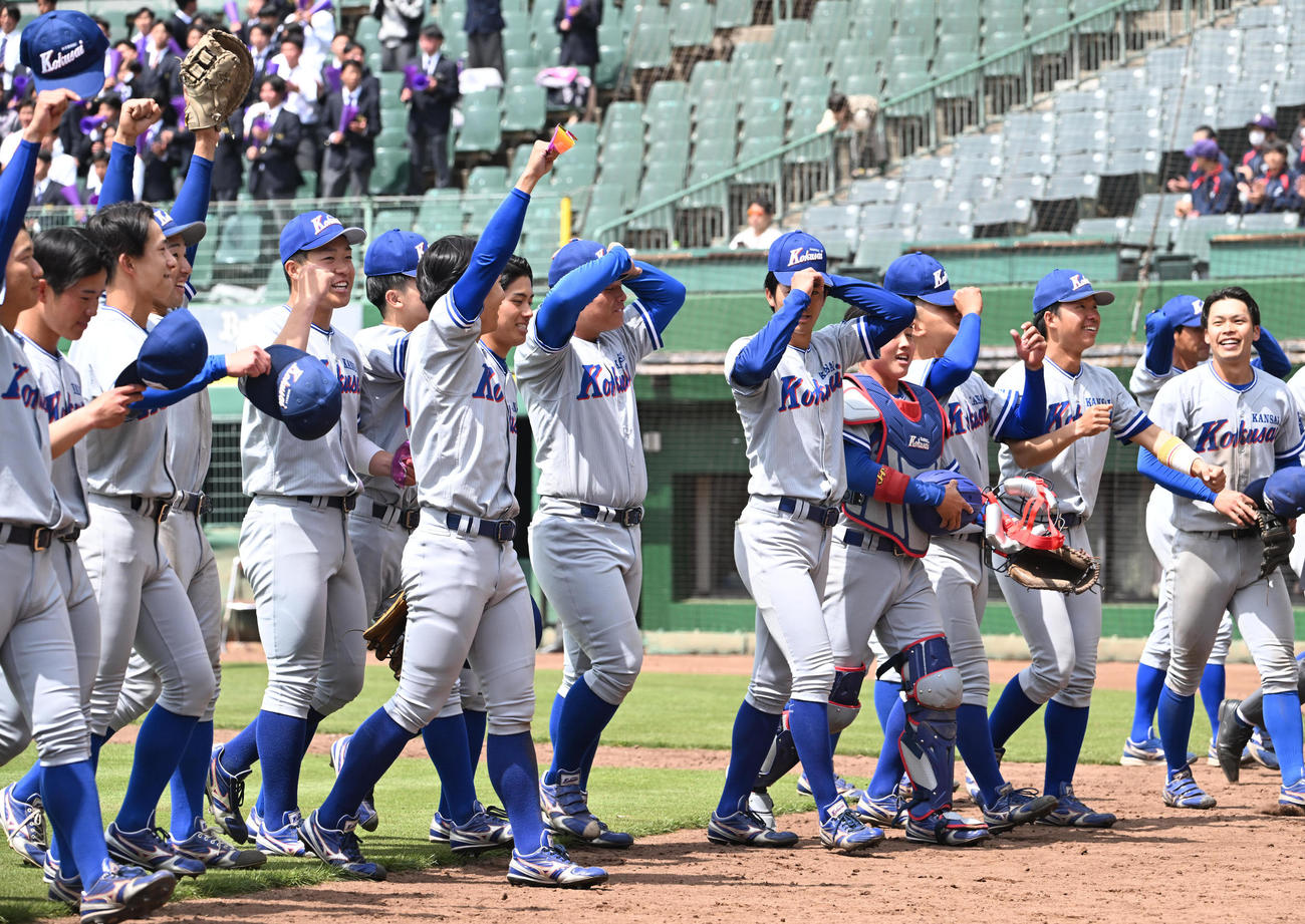 関西国際大対天理大　天理大に勝利しガッツポーズする関西国際大の選手ら（撮影・和賀正仁）