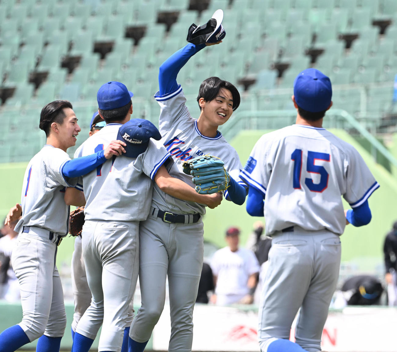 関西国際大対天理大　9回のピンチをしのぎ、ナインと抱き合って喜ぶ関西国際大・村山（撮影・和賀正仁）