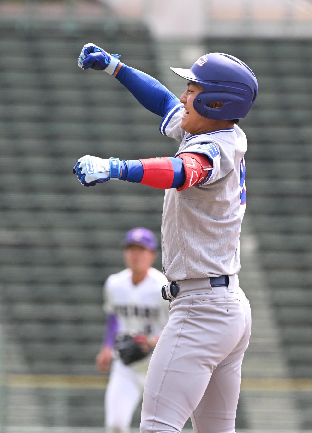 関西国際大対天理大　9回表関西国際大2死一、三塁、決勝の右前適時打を放った田中はガッツポーズ（撮影・和賀正仁）