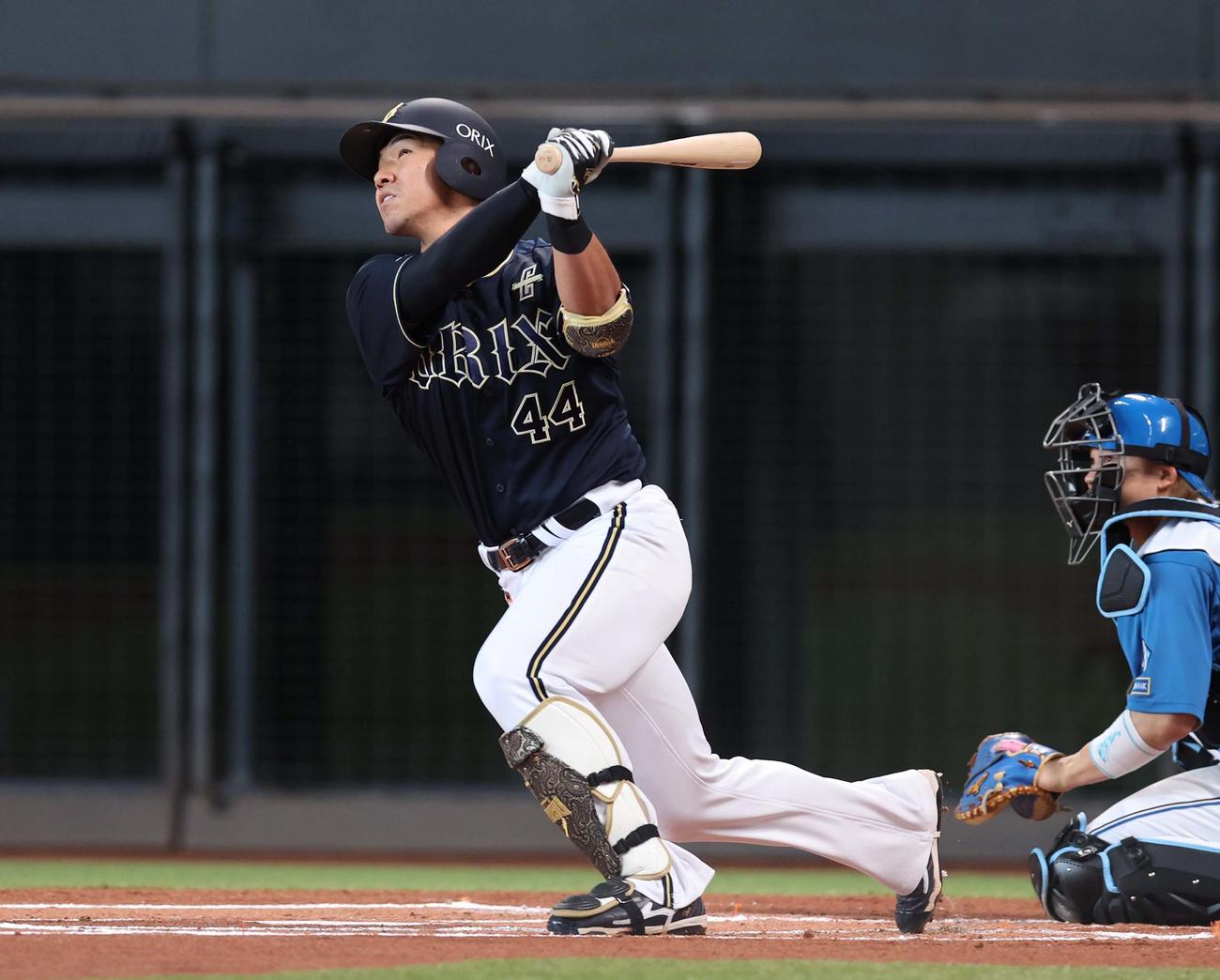 日本ハム対オリックス　1回表オリックス2死一塁、左越え2点本塁打を放つ頓宮（撮影・黒川智章）