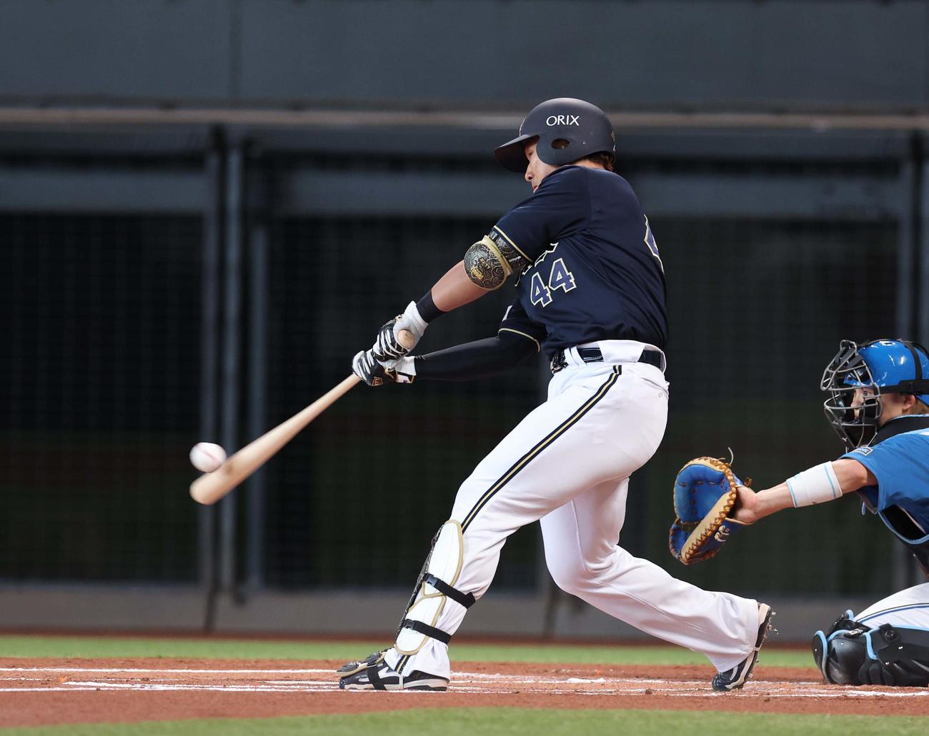 日本ハム対オリックス　1回表オリックス2死一塁、左越え2点本塁打を放つ頓宮（撮影・黒川智章）