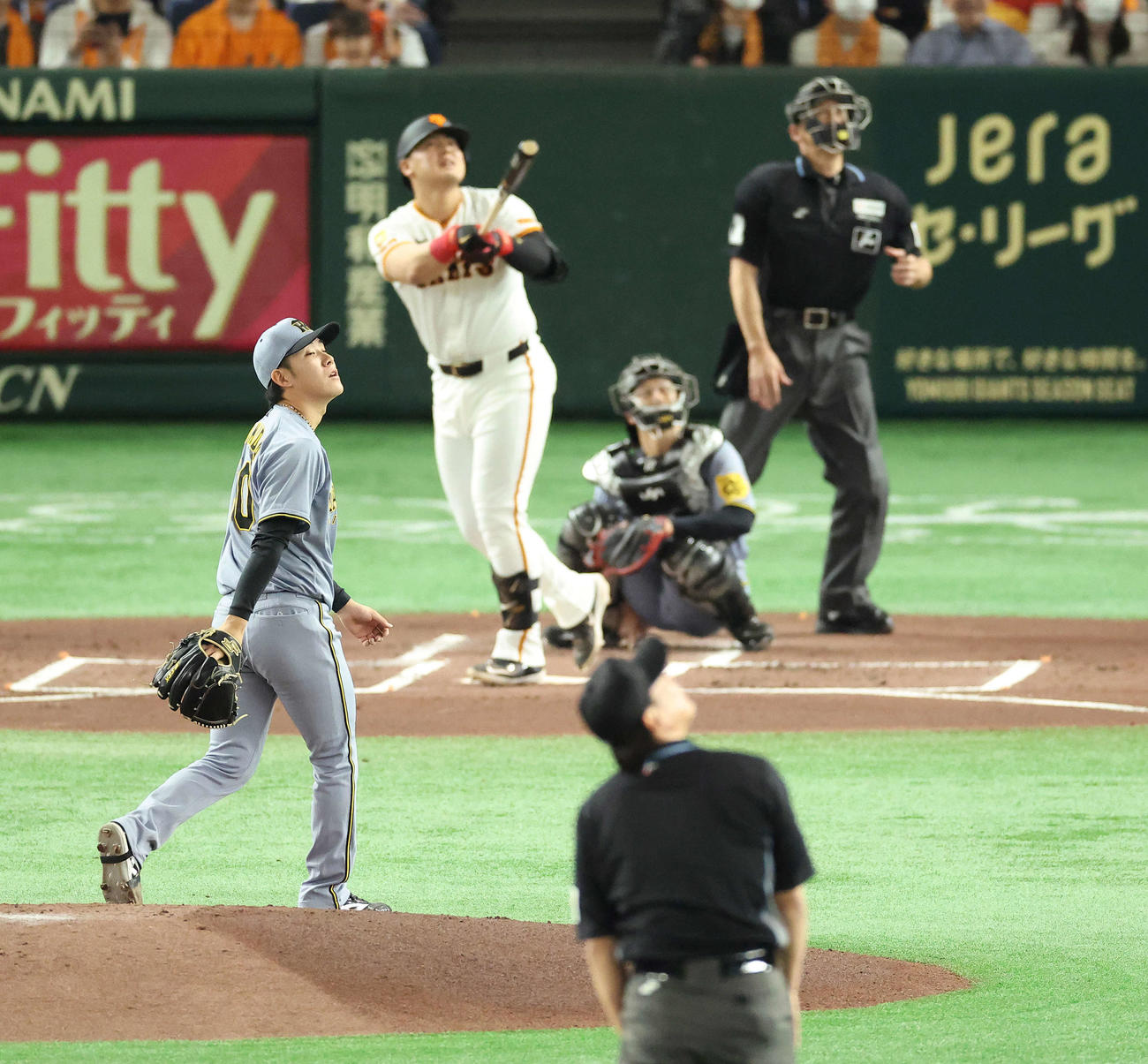 巨人対阪神　1回裏巨人2死一塁、岡本に同点適時三塁打を浴びる富田（撮影・河田真司）