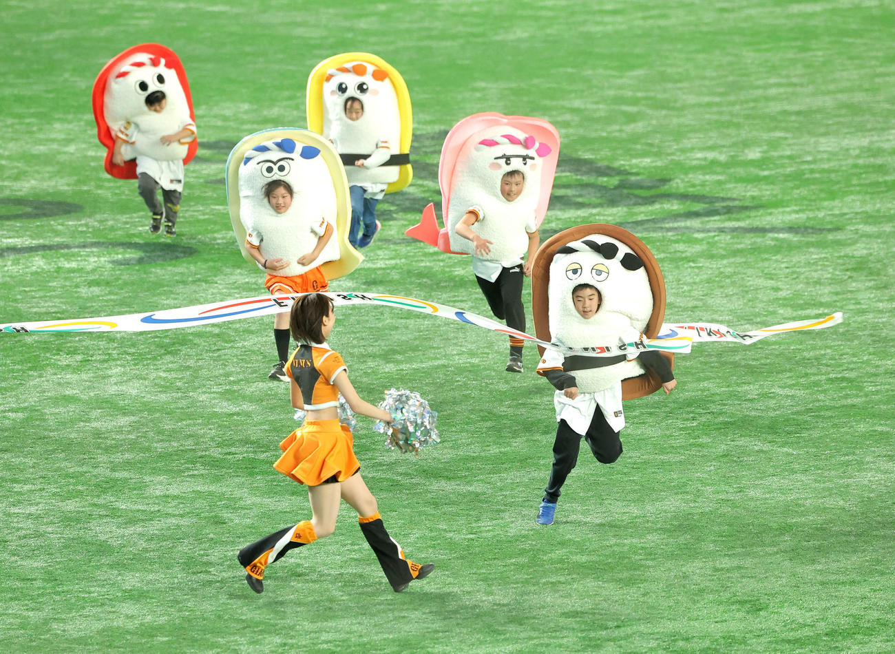 巨人対阪神　3回裏を終え行われる江戸前すしレース。1着はアナゴ（撮影・河田真司）