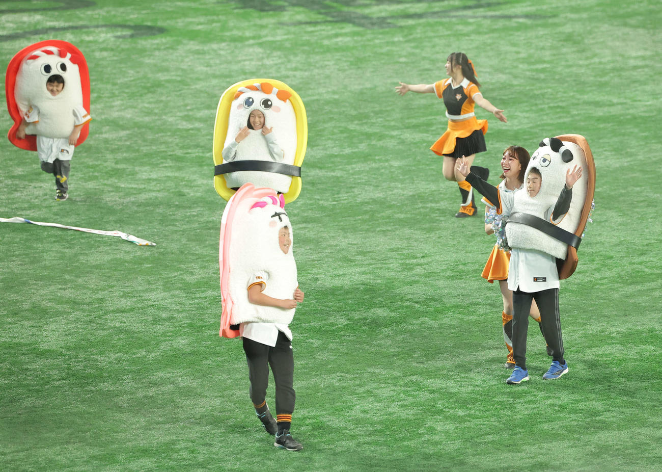巨人対阪神　3回裏を終え行われる江戸前すしレース。1着はアナゴ（撮影・河田真司）