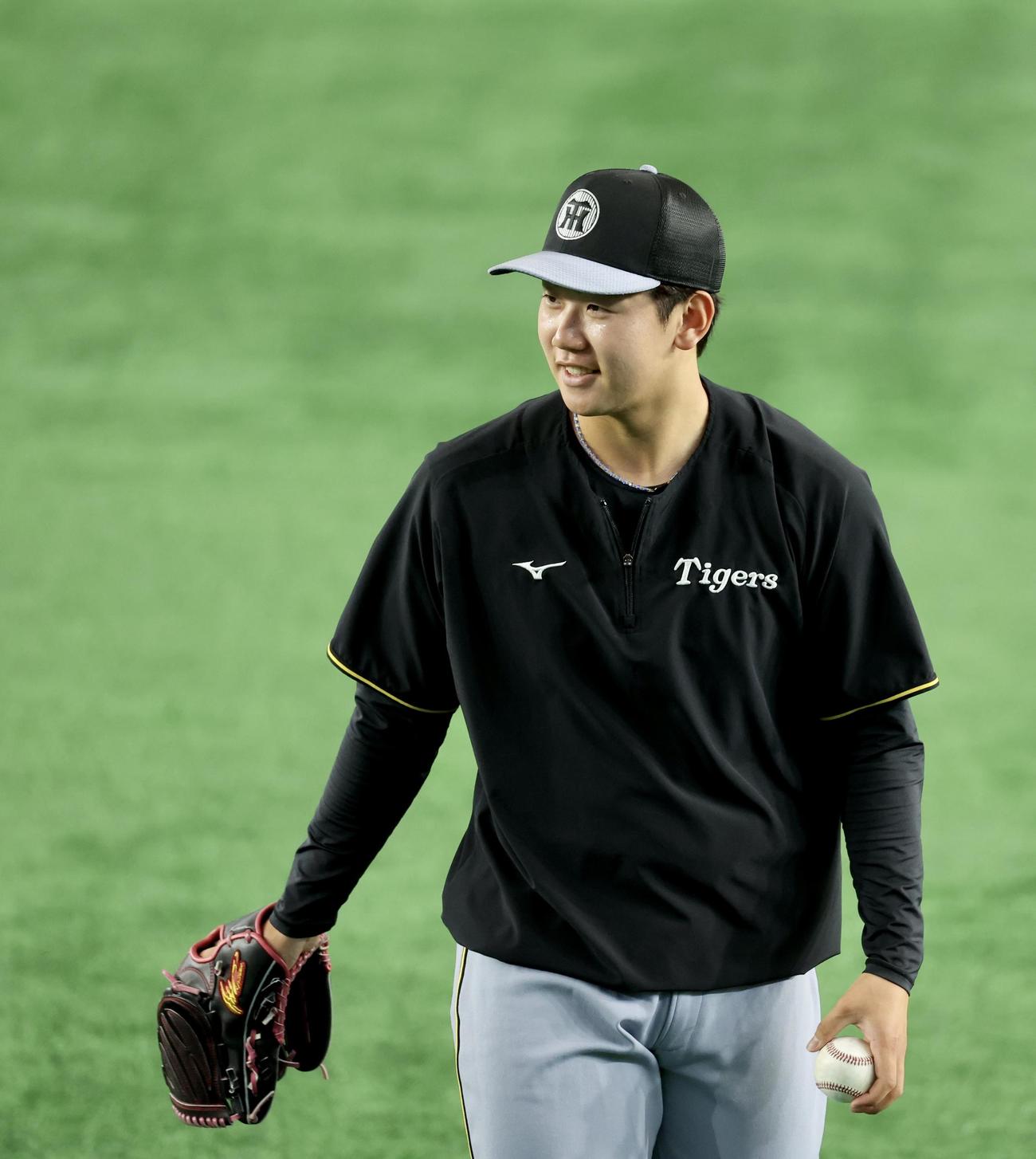 巨人対阪神　試合前、キャッチボールを終える阪神門別（撮影・河田真司）