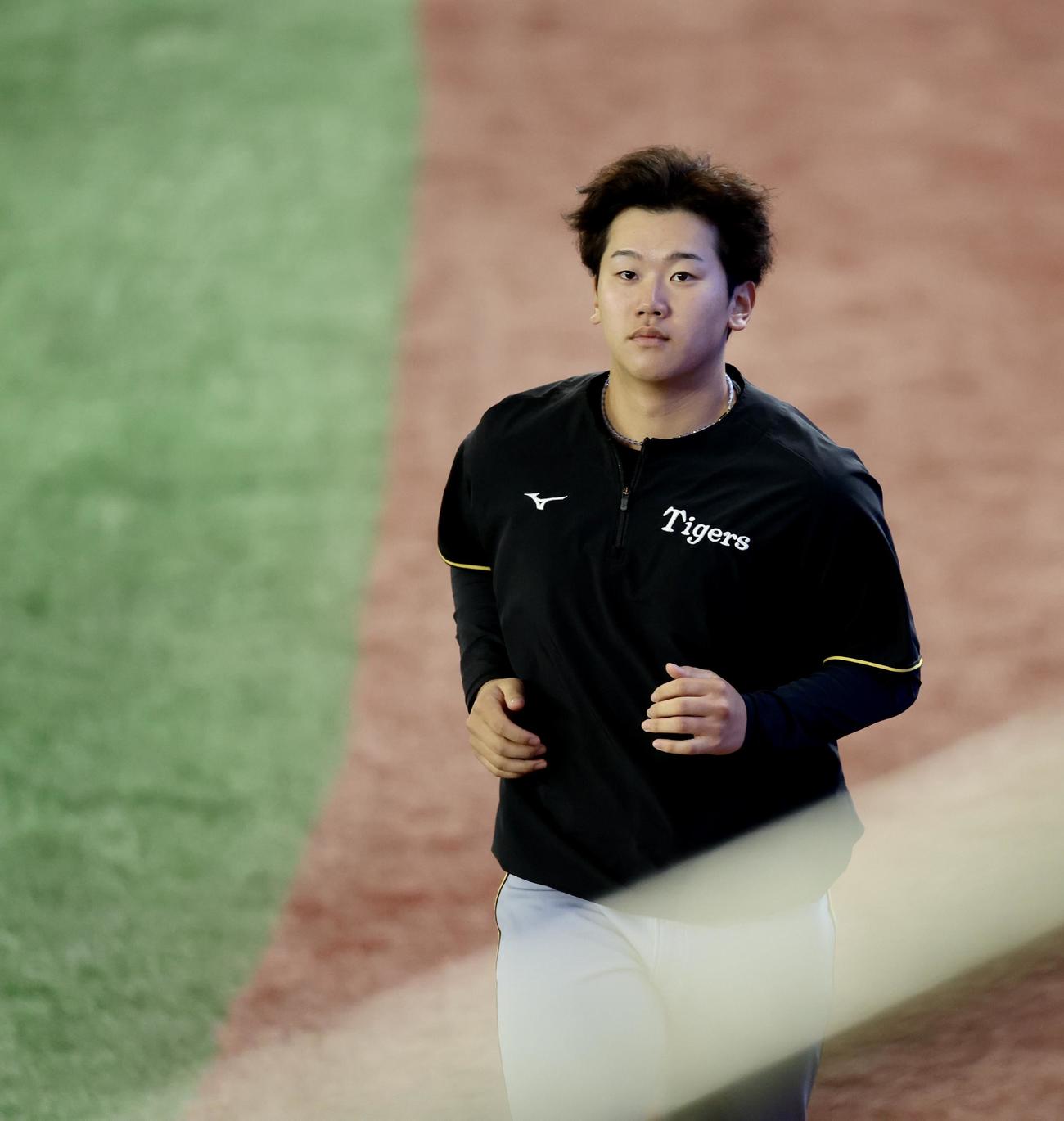 巨人対阪神　試合前、ウオーミングアップする阪神門別（撮影・河田真司）