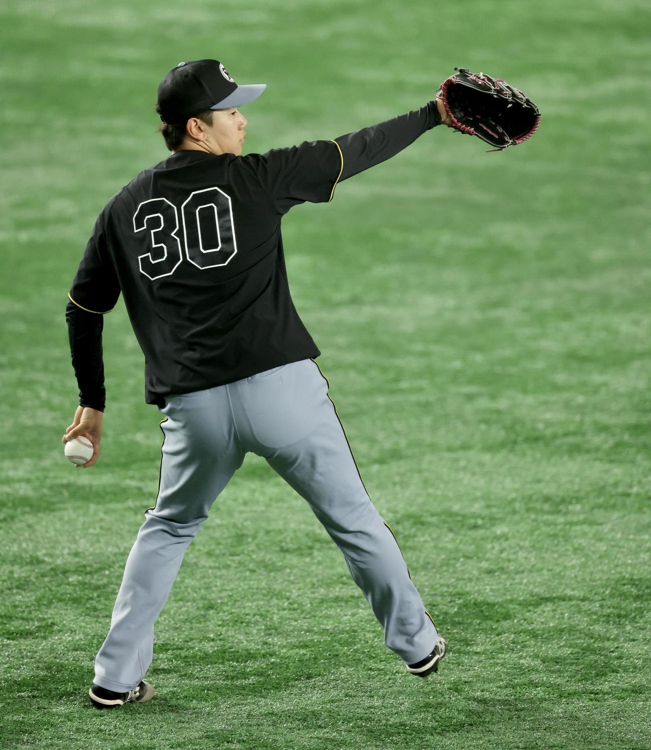 巨人対阪神　試合前、キャッチボールする阪神門別啓人（撮影・河田真司）
