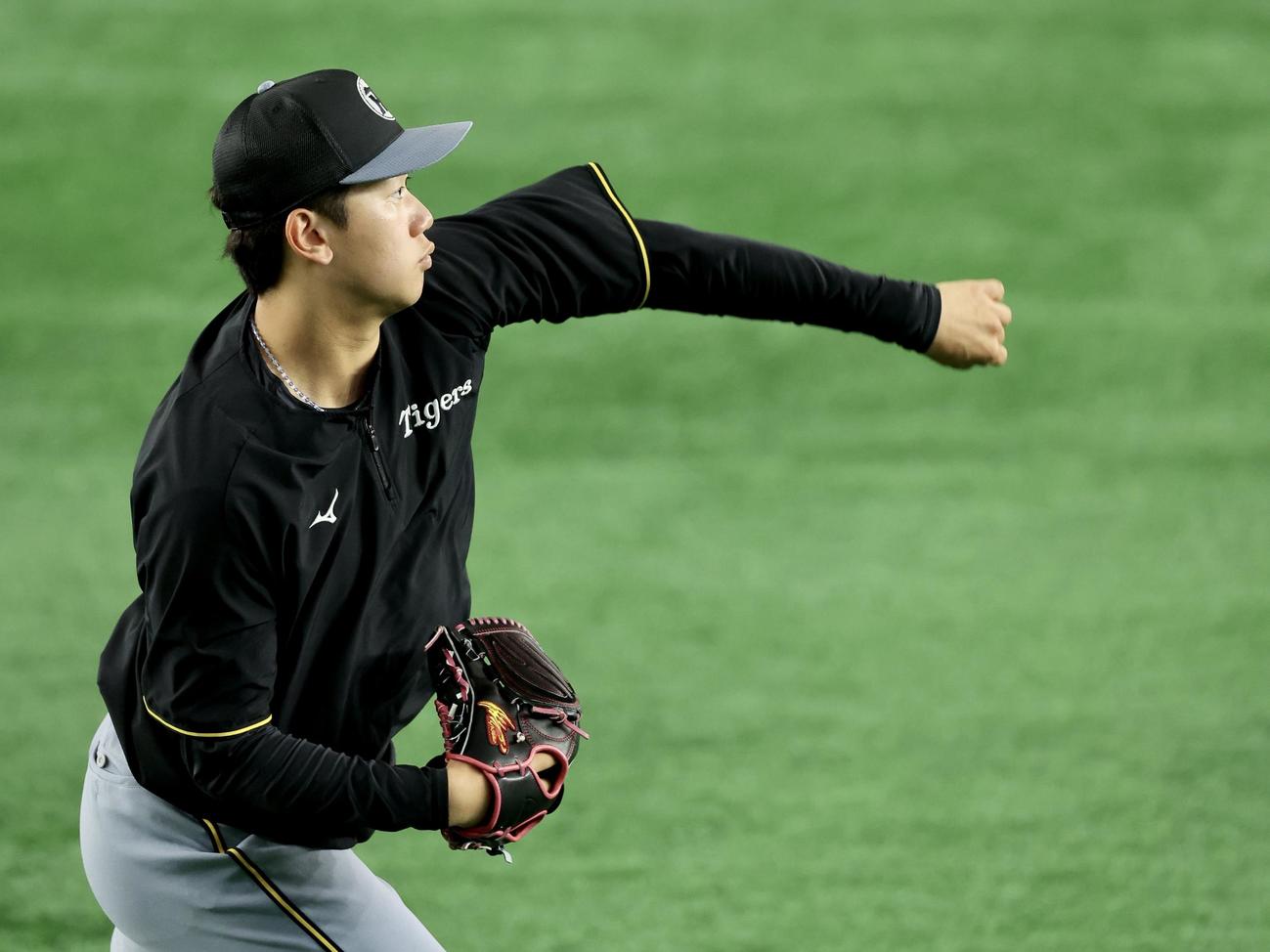 巨人対阪神　試合前、キャッチボールする阪神門別啓人（撮影・河田真司）