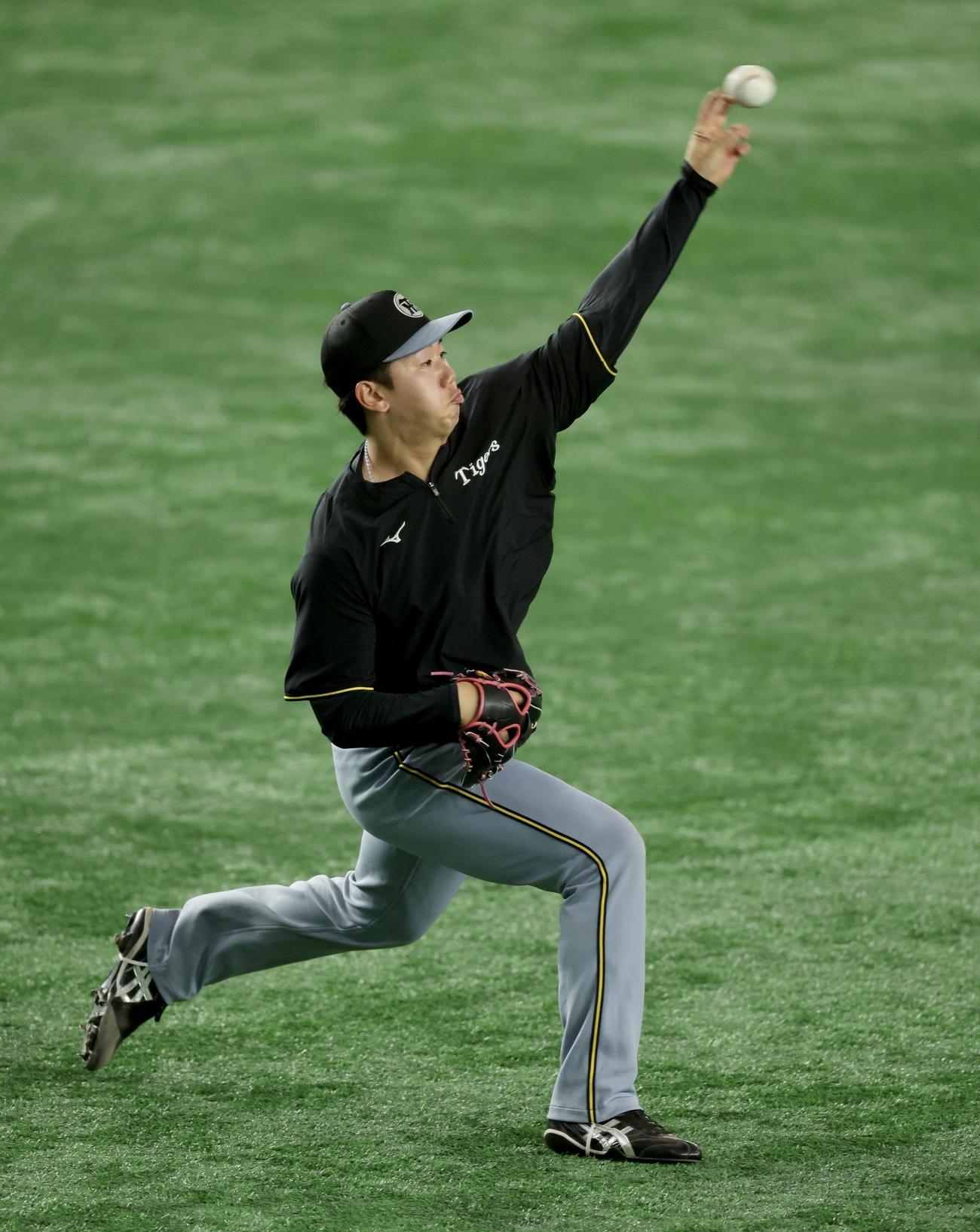 巨人対阪神　試合前、キャッチボールする阪神門別啓人（撮影・河田真司）