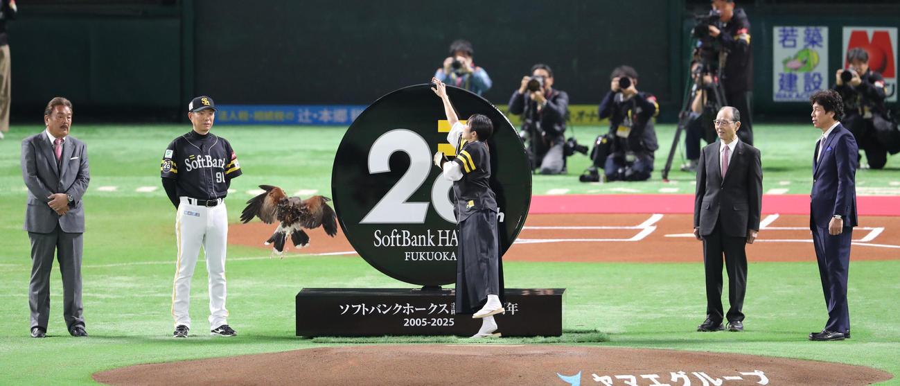 ソフトバンク対西武　試合前のイベントで飛んできた鷹に拍手をする左から藤本アドバイザー、小久保監督、王球団会長、秋山氏（撮影・梅根麻紀）