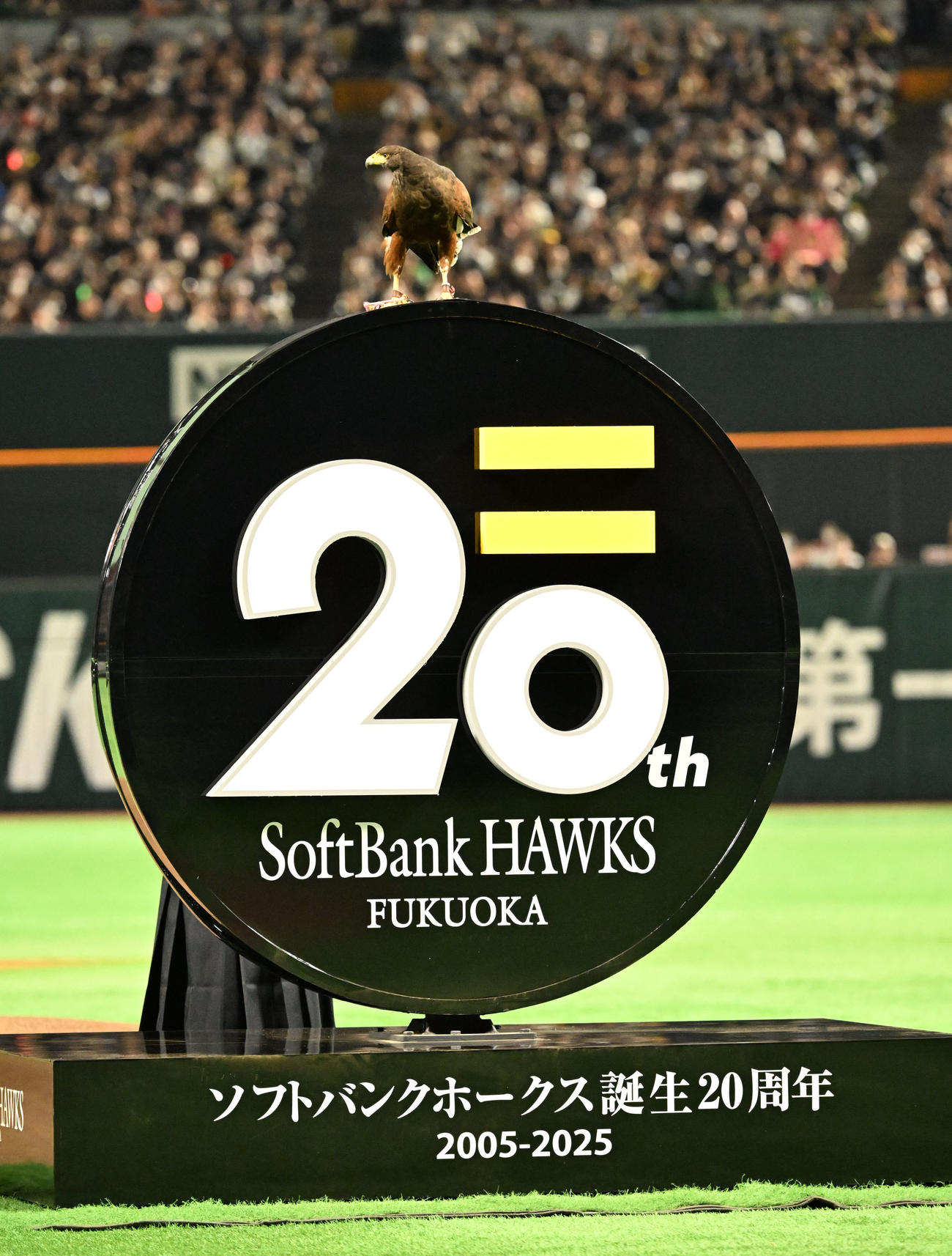 ソフトバンク対西武　披露された20周年記念モニュメント（撮影・林敢治）