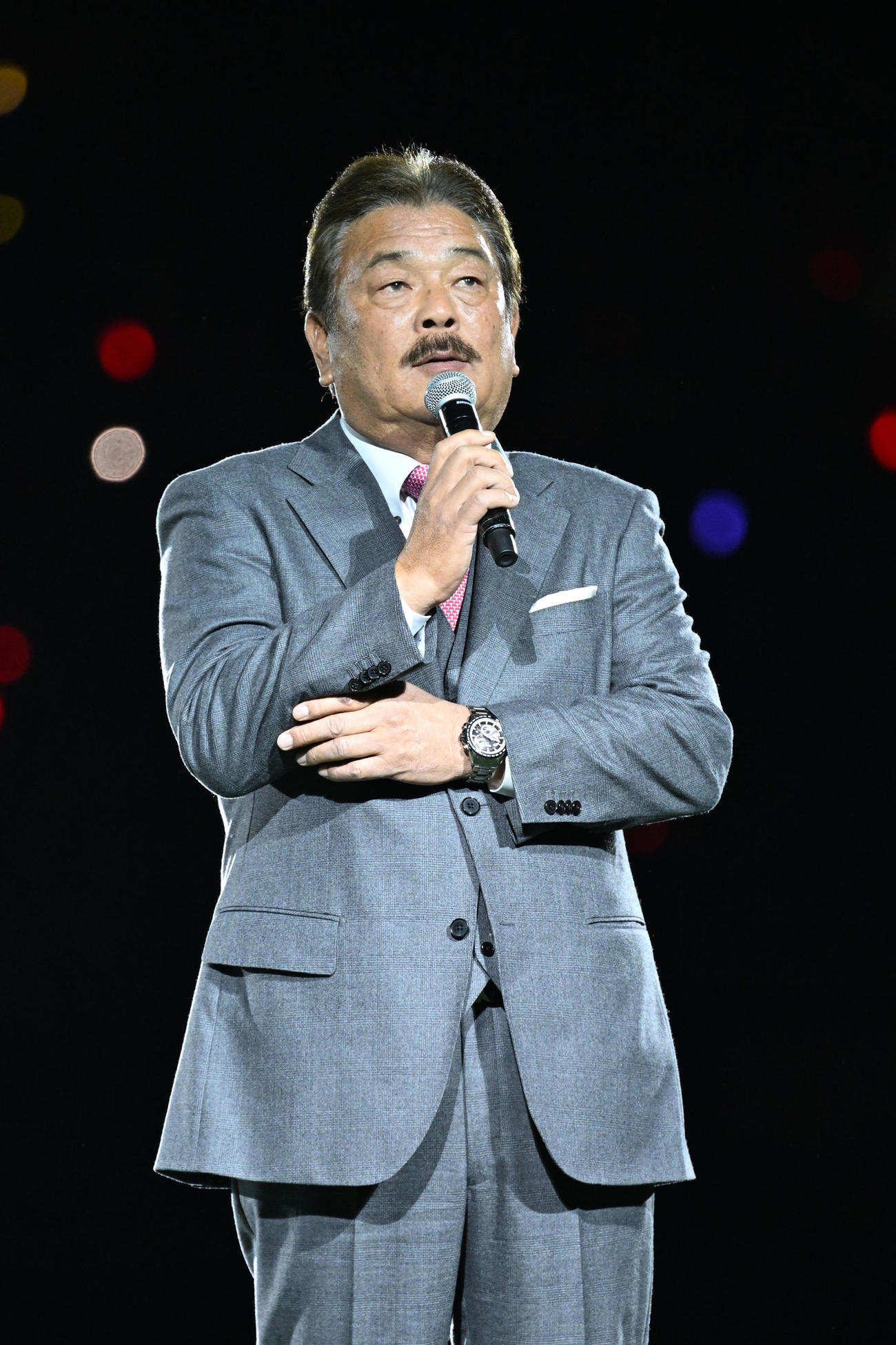 ソフトバンク対西武　記念セレモニーであいさつをする藤本博史（撮影・林敢治）