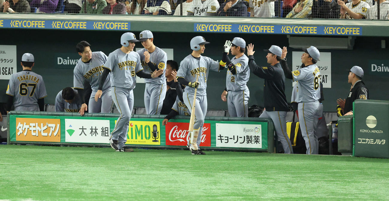 巨人対阪神　3回表阪神1死一塁、右越え2点本塁打で生還し、チームメートに迎えられる近本（中央）（撮影・河田真司）