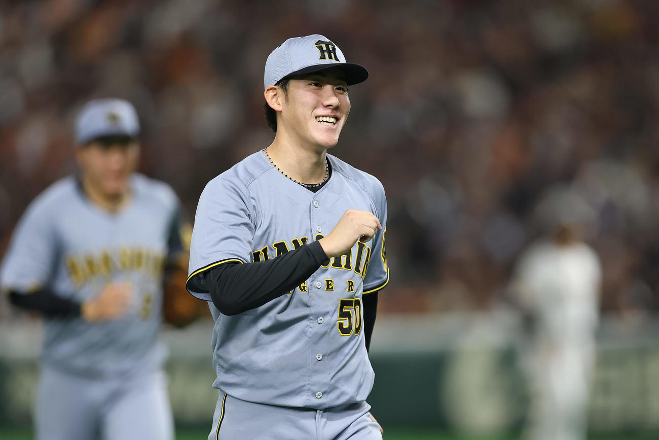 巨人対阪神　4回裏を投げ終え、笑顔を見せながらベンチへ戻る阪神富田（撮影・前田充）