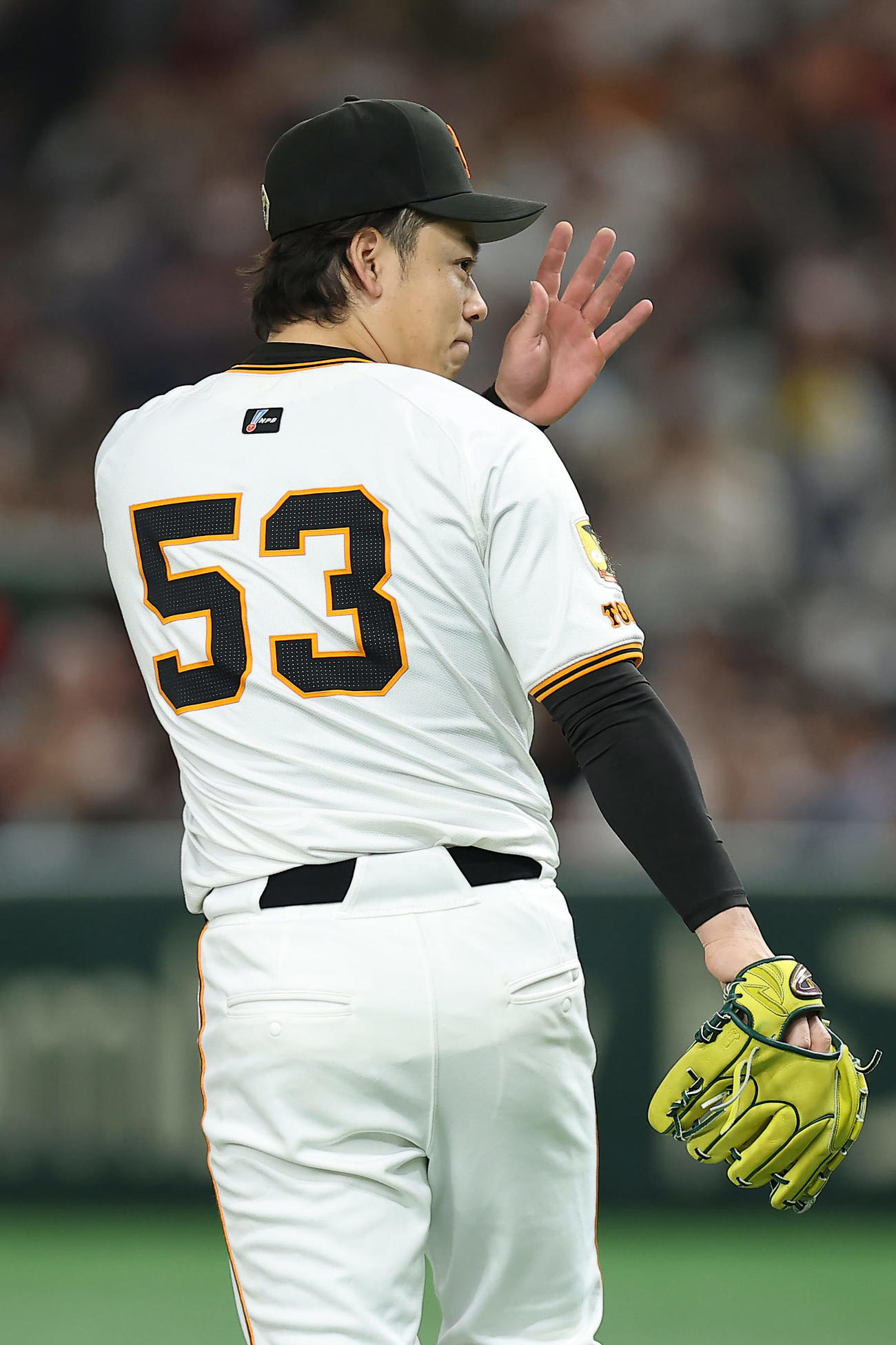 巨人対阪神　7回表阪神無死、前川に死球を当て、謝る高梨（撮影・前田充）
