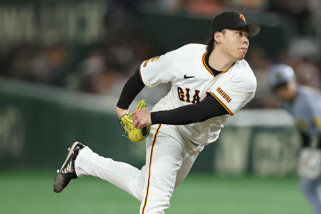 巨人対阪神　力投する巨人2番手の高梨（撮影・前田充）