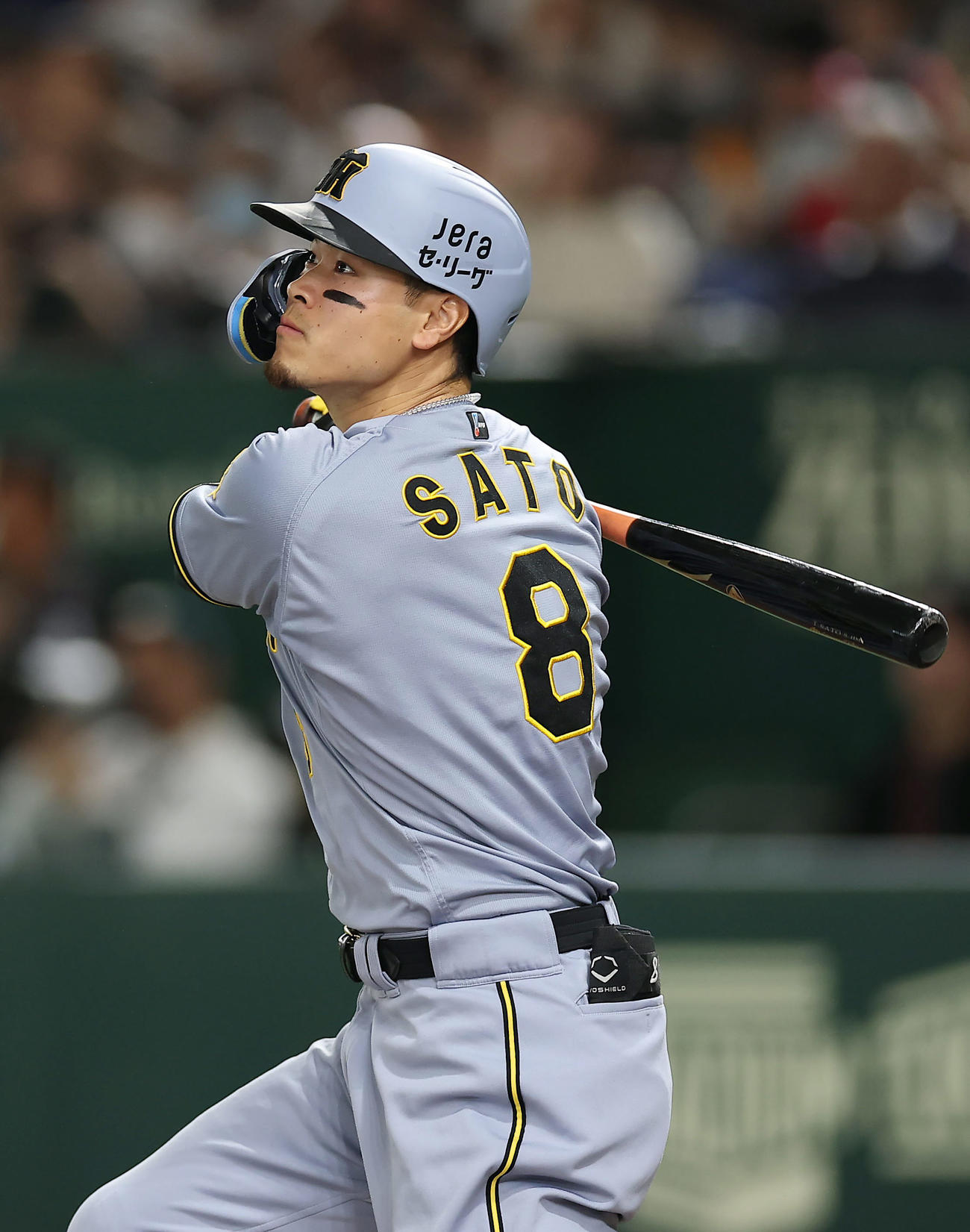 巨人対阪神　8回表阪神1死、この試合2本目となる左越え本塁打を放つ佐藤輝（撮影・前田充）