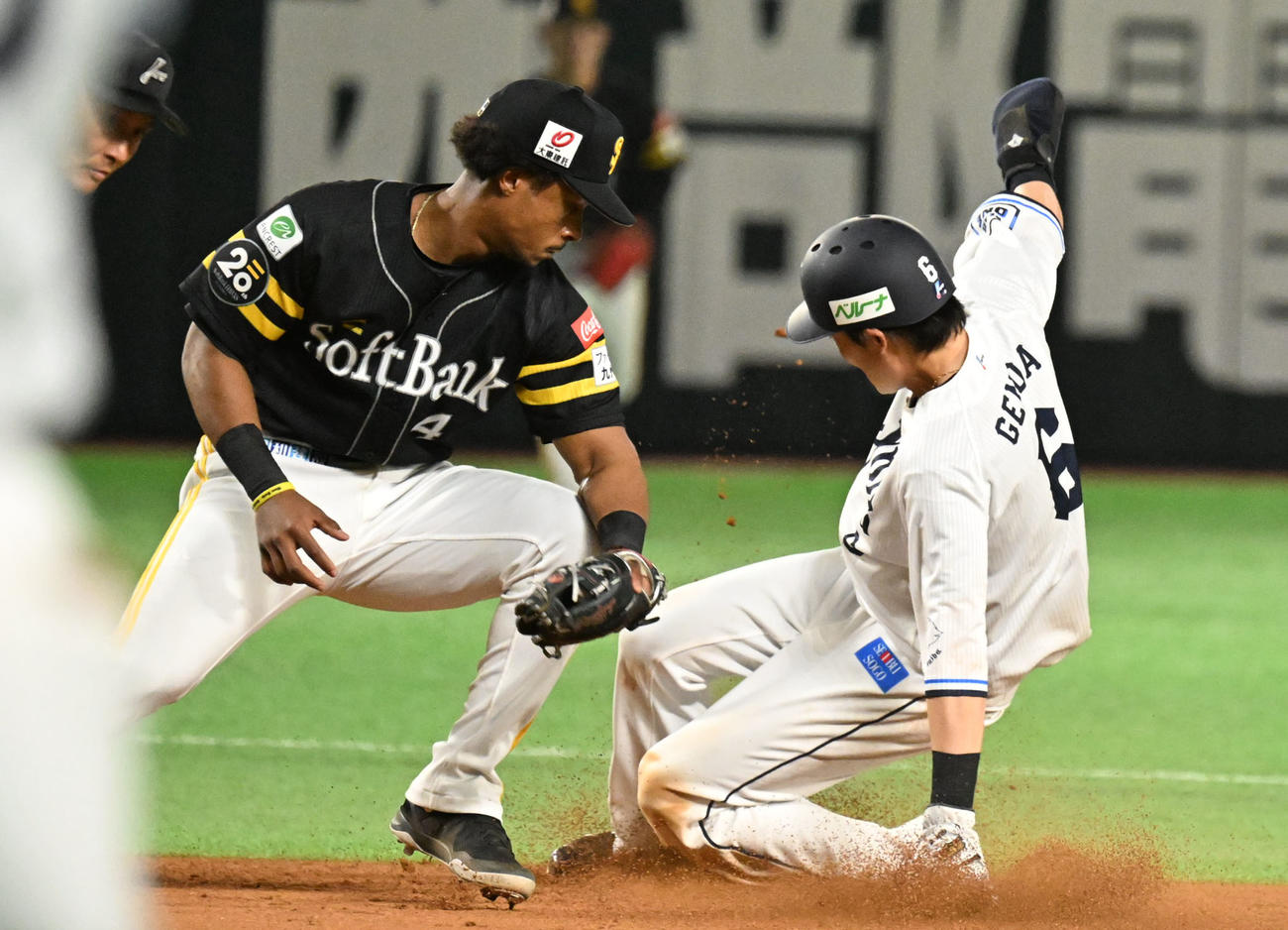 ソフトバンク対西武　7回表西武1死一塁、源田（右）は盗塁成功（撮影・林敢治）