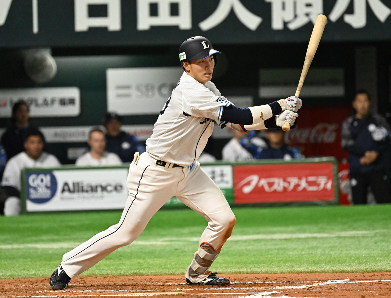 ソフトバンク対西武　7回表西武1死二塁、長谷川は安打を放つ（撮影・林敢治）