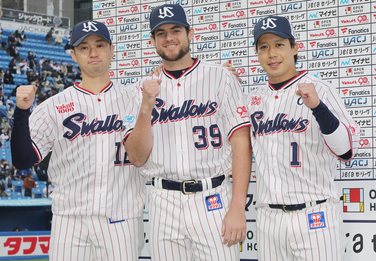 ヤクルト対中日　お立ち台で喜ぶ、左からヤクルト石山、ランバート、山田（撮影・野上伸悟）