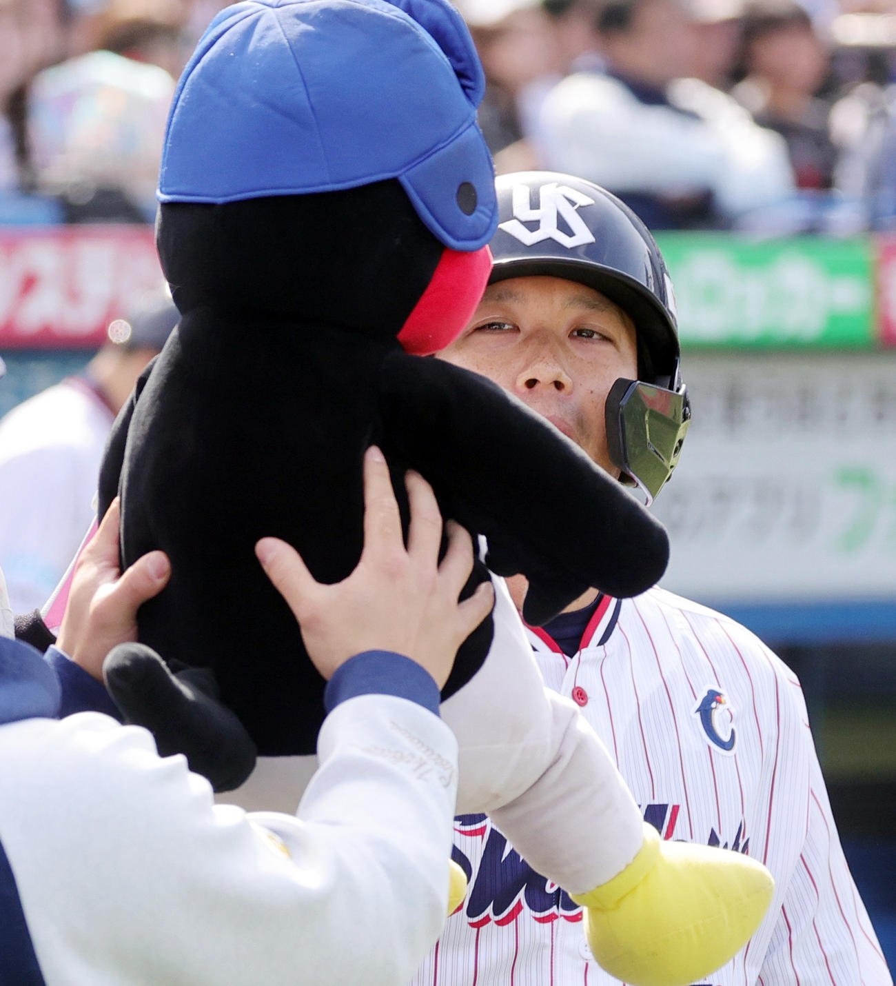 ヤクルト対中日　2回裏ヤクルト無死二塁、通算300号となる先制左越え2点本塁打を放ち、つば九郎人形に迎えられる山田（撮影・野上伸悟）