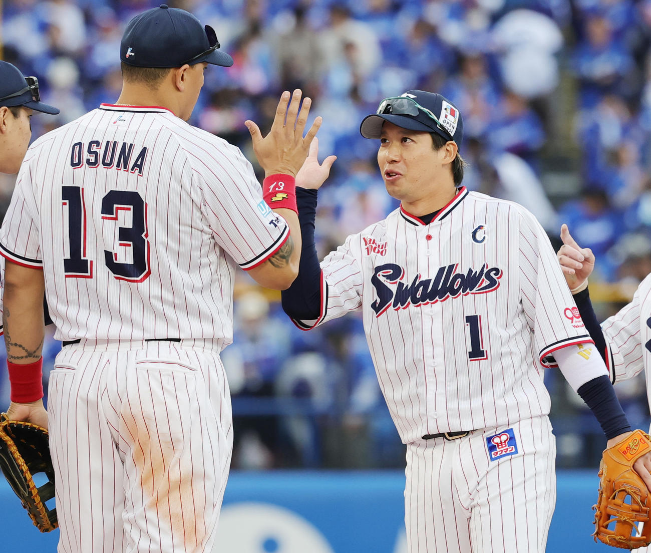 ヤクルト対中日　勝利を喜ぶヤクルトのオスナ（左）と山田（撮影・野上伸悟）