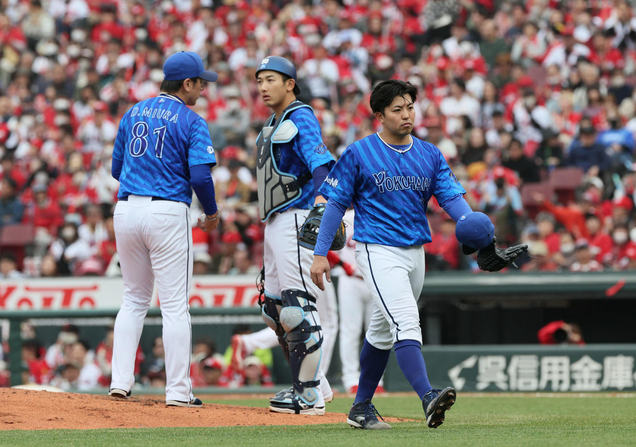 広島対DeNA 8回裏広島1死一、三塁、降板する東（右）と三浦監督（左）（撮影・加藤孝規）