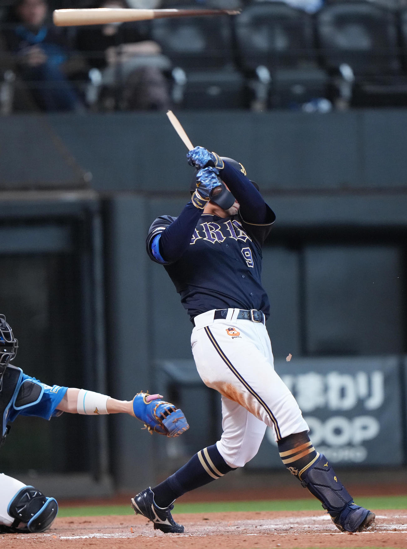日本ハム対オリックス　7回表オリックス2死一塁、野口はバットを折りながら二塁打を放つ（撮影・足立雅史）