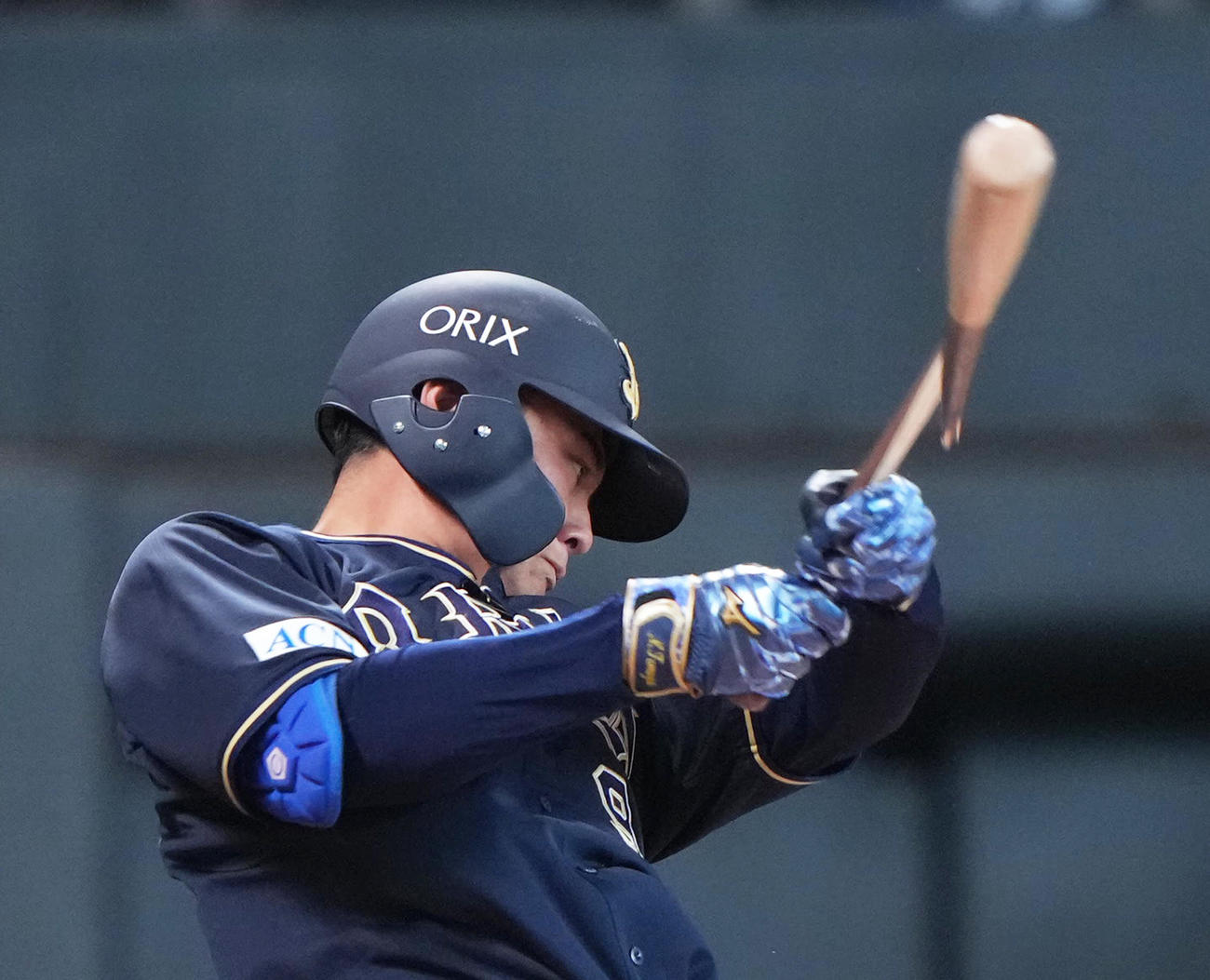 日本ハム対オリックス　7回表オリックス2死一塁、野口はバットを折りながら二塁打を放つ（撮影・足立雅史）