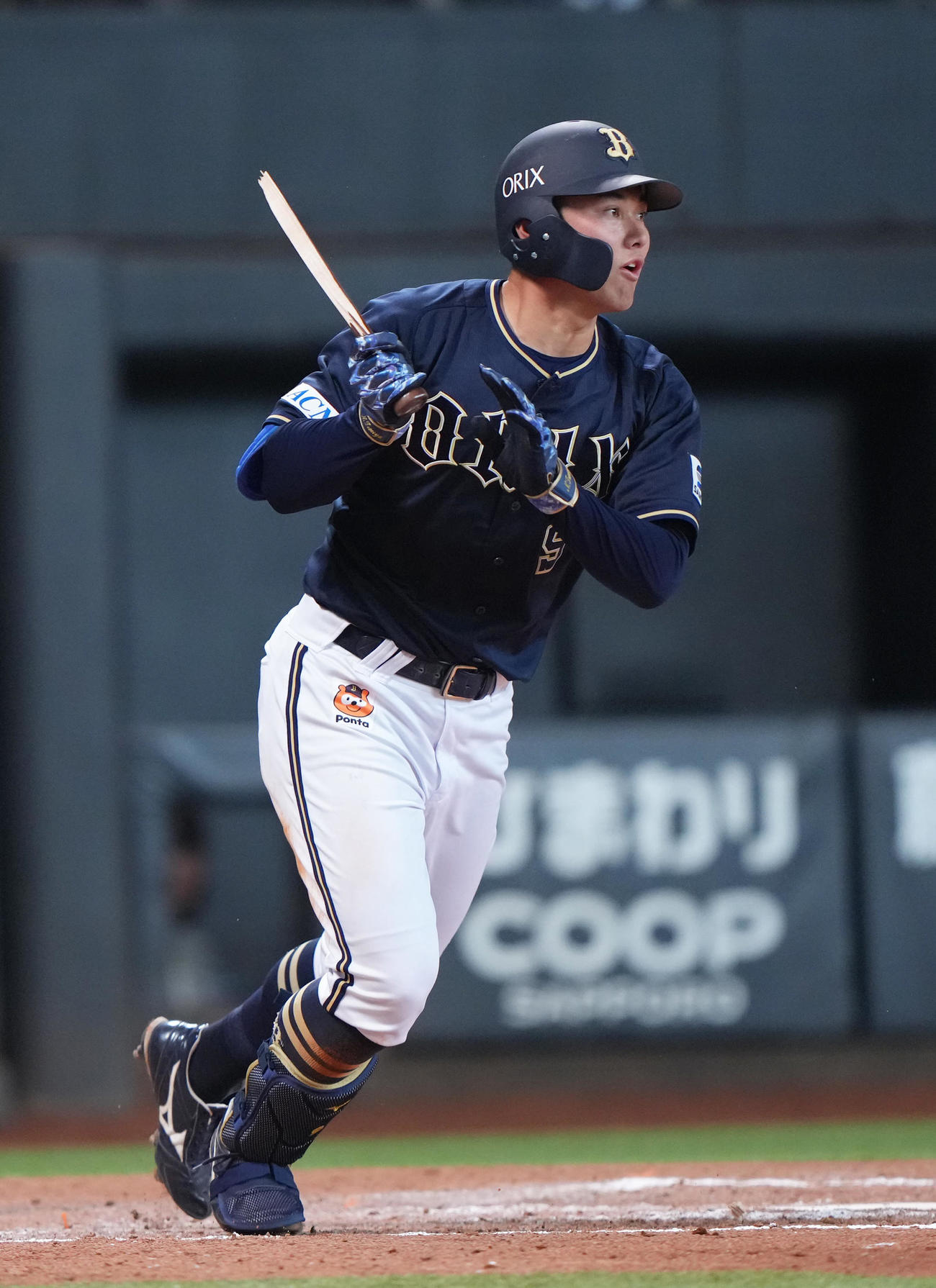 日本ハム対オリックス　7回表オリックス2死一塁、野口はバットを折りながら二塁打を放つ（撮影・足立雅史）