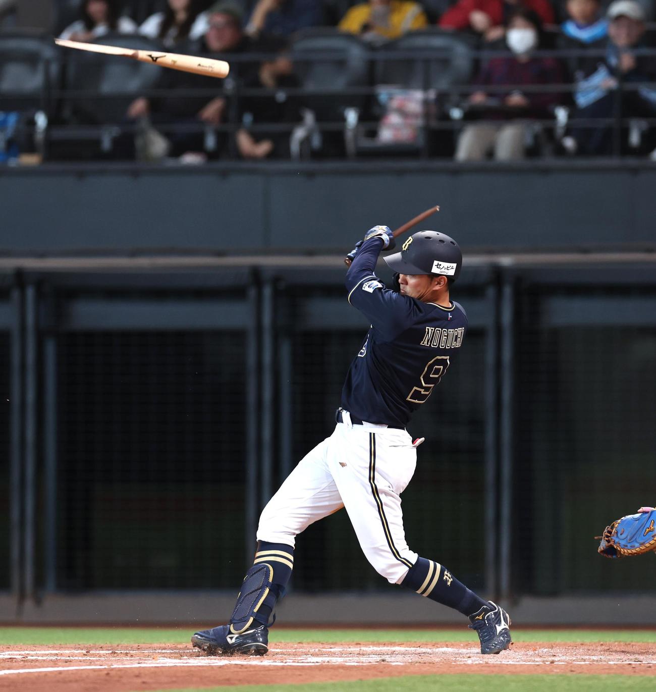 日本ハム対オリックス　7回表オリックス2死一塁、野口の折れたバットがネットにからまる（撮影・黒川智章）