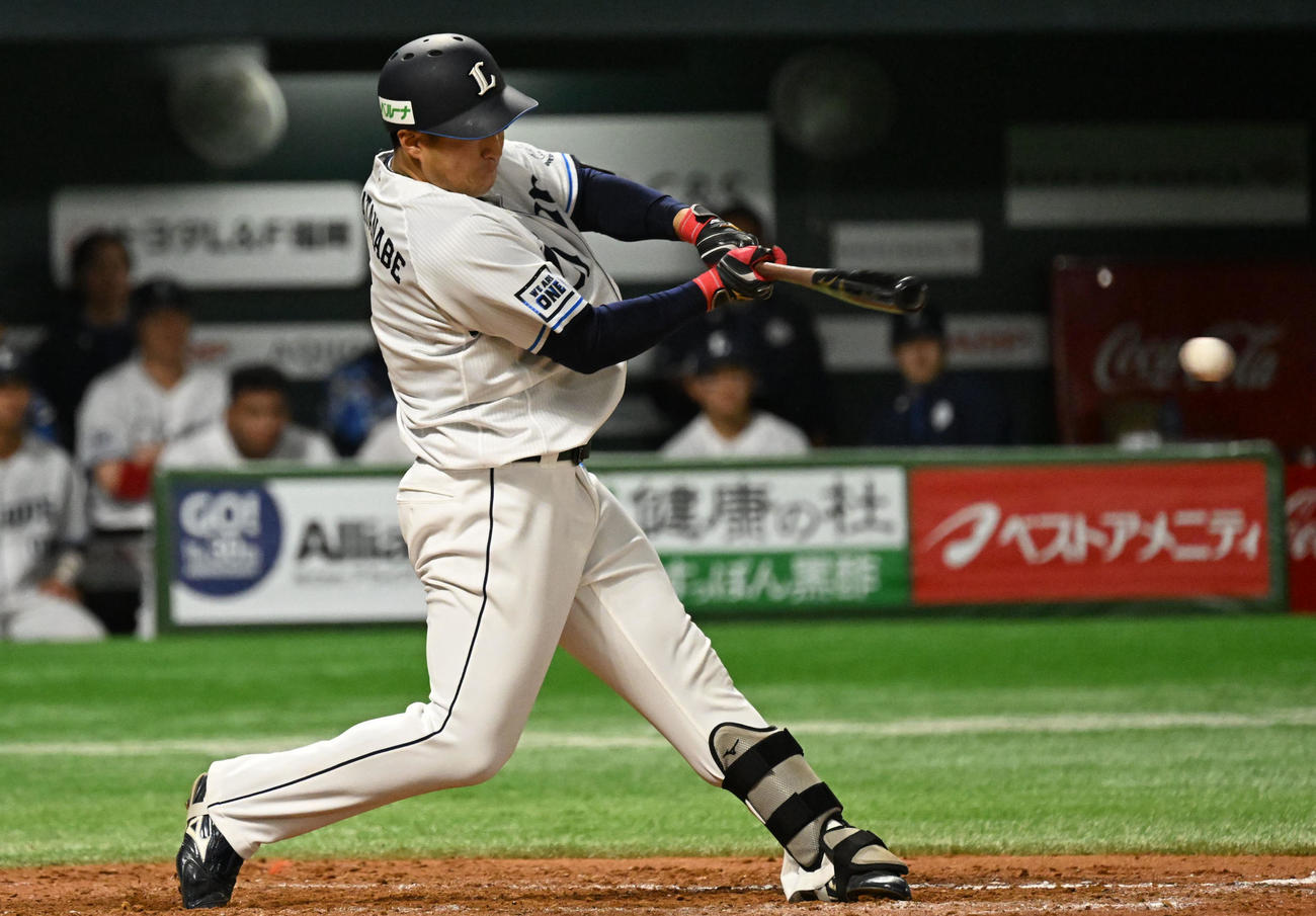 ソフトバンク対西武　9回表西武2死一塁、渡部聖は安打を放つ（撮影・林敢治）