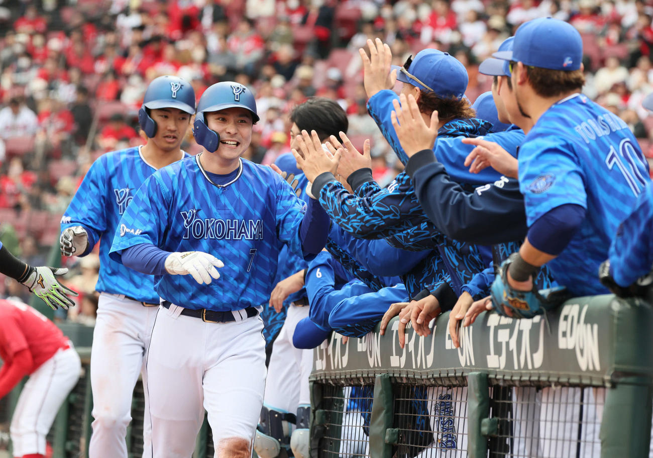 広島対DeNA 1回表DeNA1死一、二塁、オースティンの先制左越え2点適時二塁打で佐野らが生還（撮影・加藤孝規）