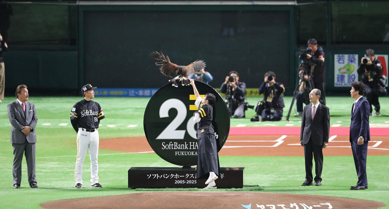 ソフトバンク対西武　試合前のイベントで飛んできた鷹を見る、左から藤本アドバイザー、小久保監督、王球団会長、秋山氏（撮影・梅根麻紀）