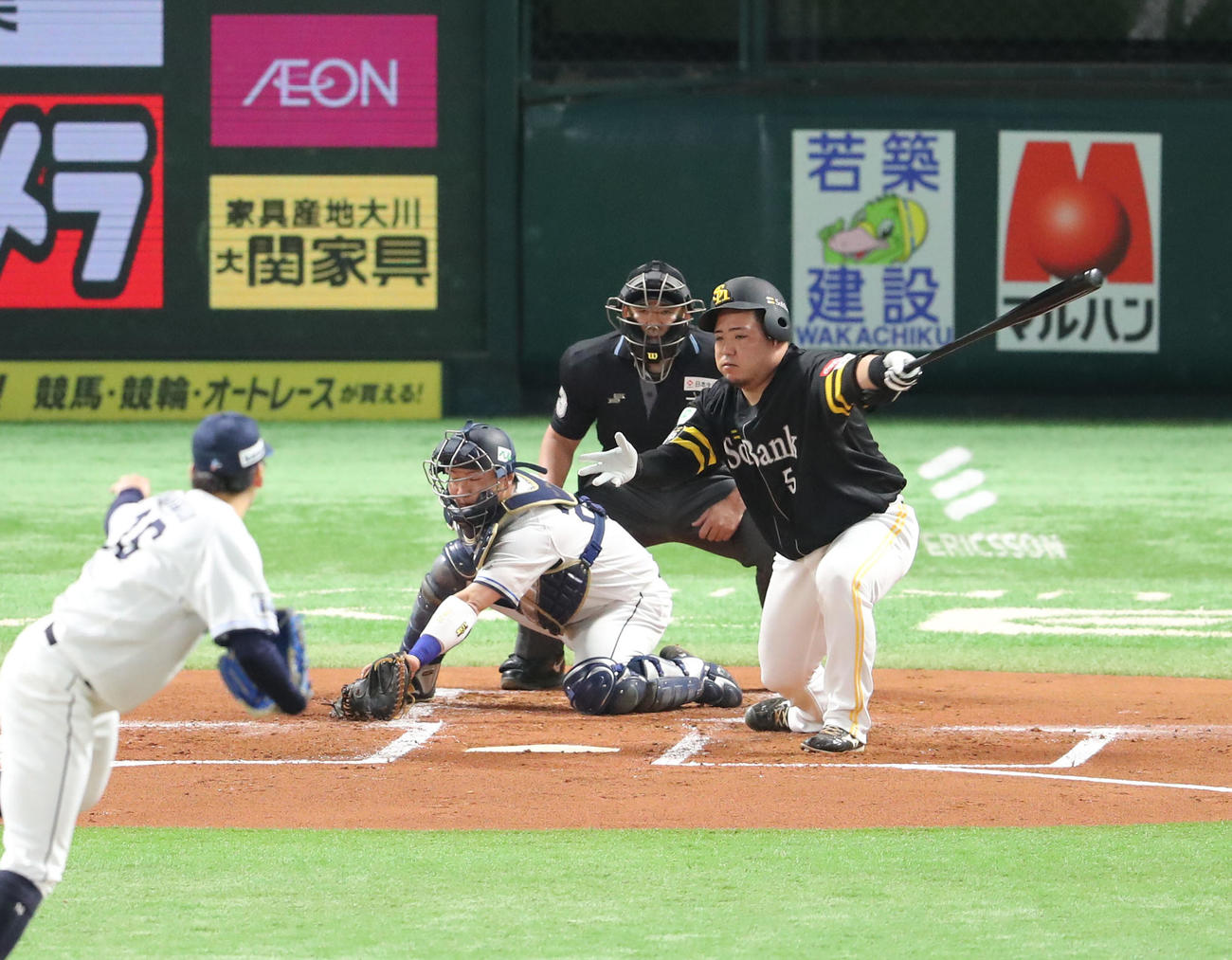 ソフトバンク対西武　1回裏ソフトバンク2死二塁、山川は空振り三振（撮影・梅根麻紀）