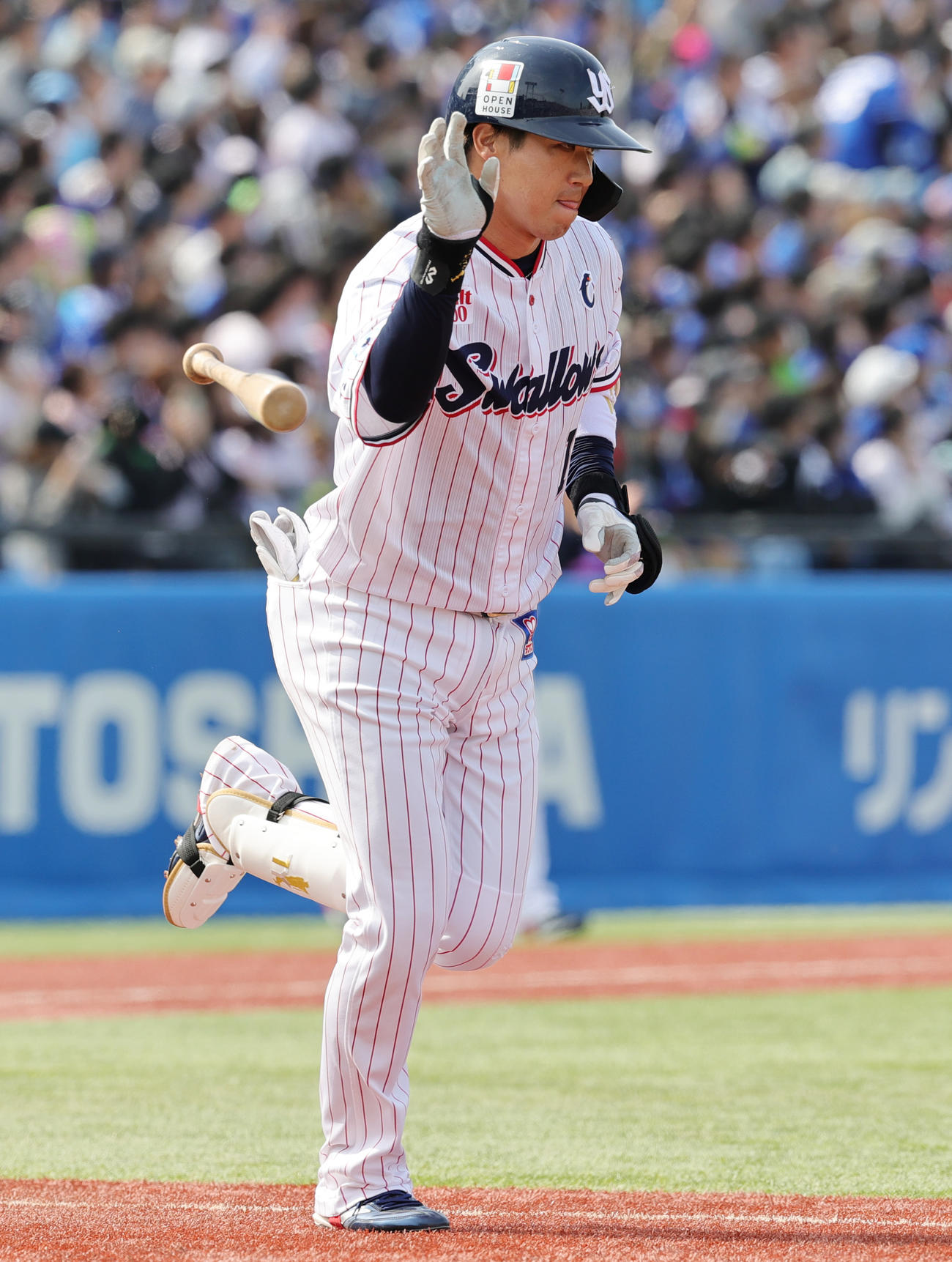 ヤクルト対中日　2回裏ヤクルト無死二塁、通算300号となる先制左越え2点本塁打を放ち、一塁に向かう山田（撮影・野上伸悟）