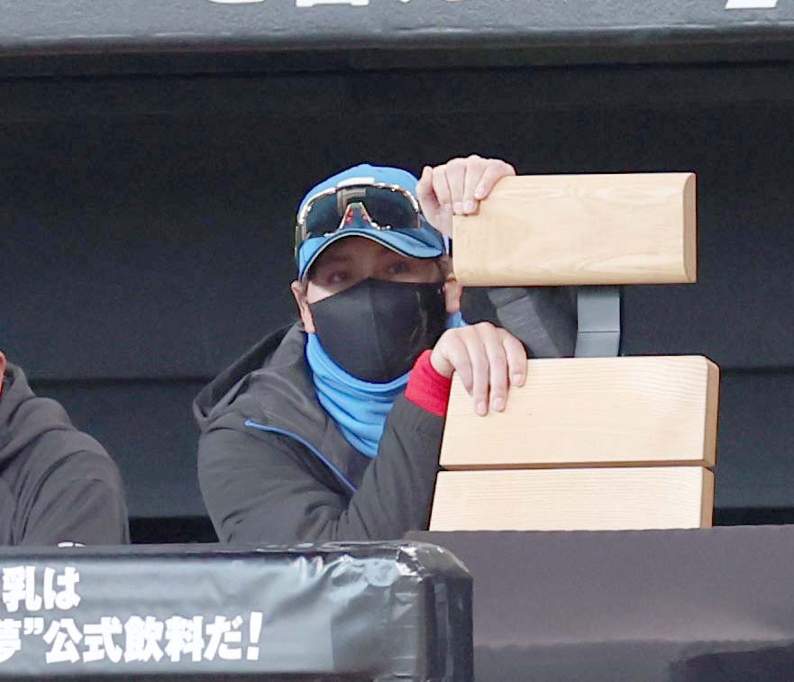 日本ハム対オリックス　試合を見つめる新庄監督（撮影・黒川智章）