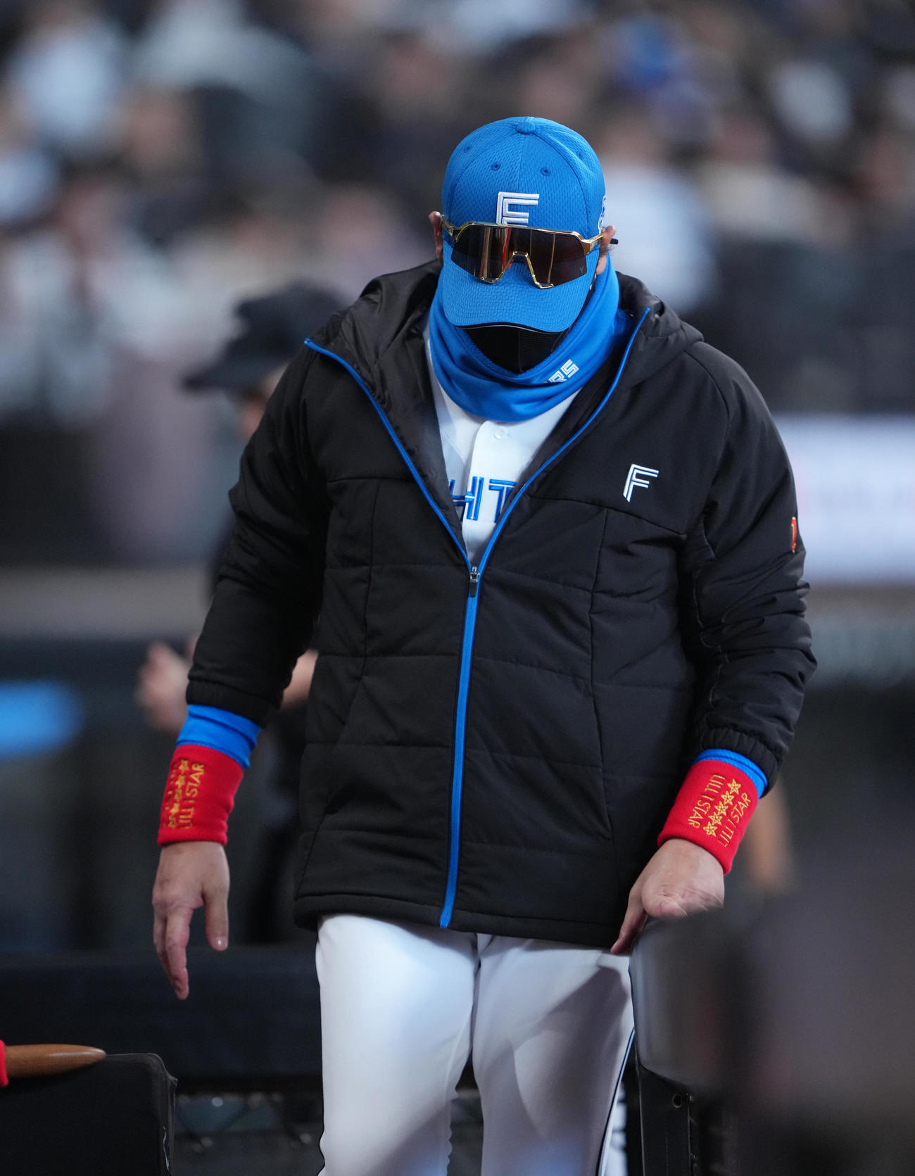 日本ハム対オリックス　投手交代を告げ、ベンチに戻る日本ハム新庄監督（撮影・足立雅史）