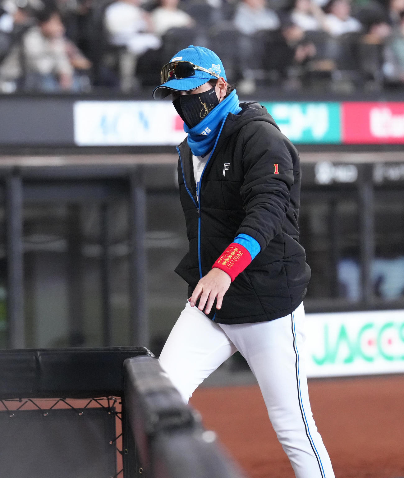 日本ハム対オリックス　投手交代を告げ、ベンチに戻る日本ハム新庄監督（撮影・足立雅史）