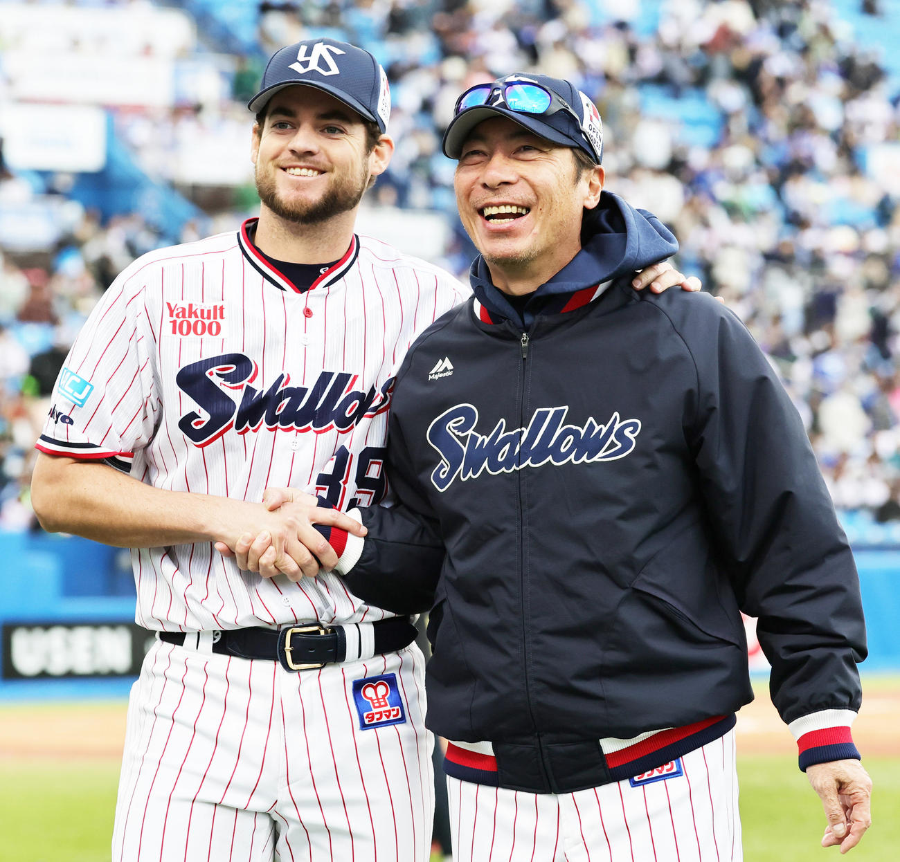 ヤクルト対中日　来日初勝利を挙げ、高津監督（右）と喜ぶヤクルトのランバート（撮影・野上伸悟）