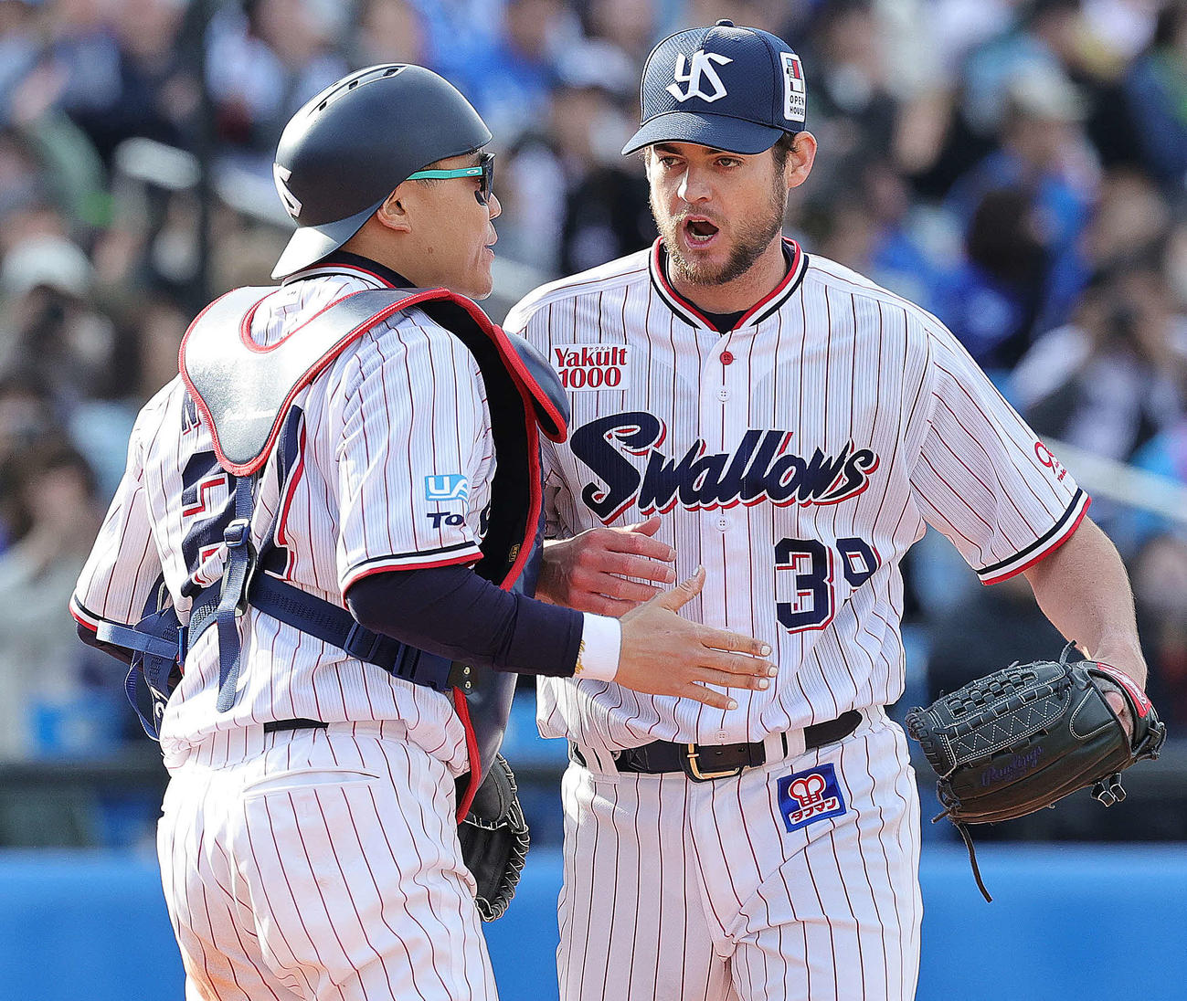 ヤクルト対中日　6回表中日1死満塁、細川を投ゴロ併殺に仕留め、中村悠平（左）と喜ぶランバート（撮影・野上伸悟）